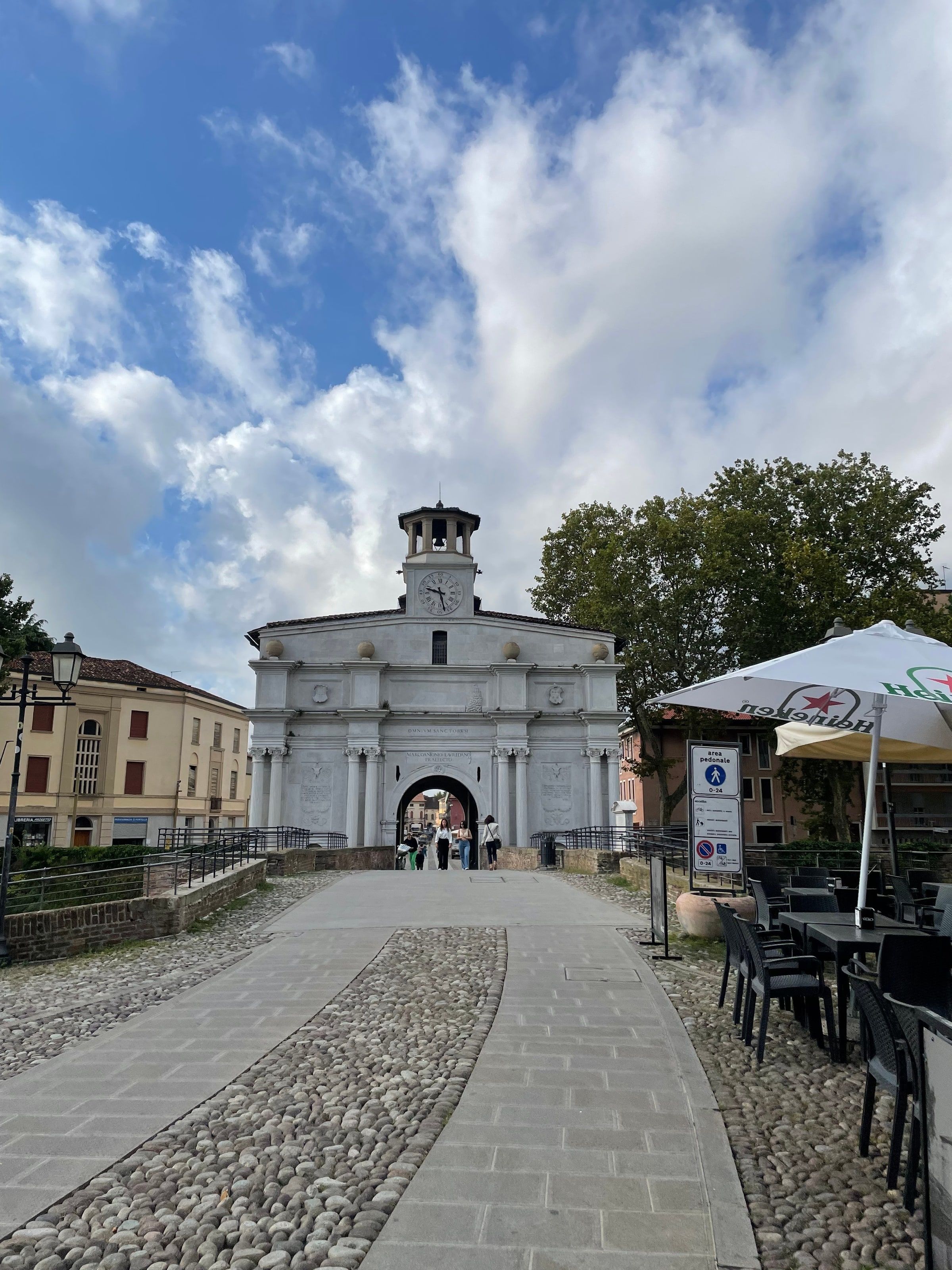 Una puerta monumental blanca con arco en el centro de Padova