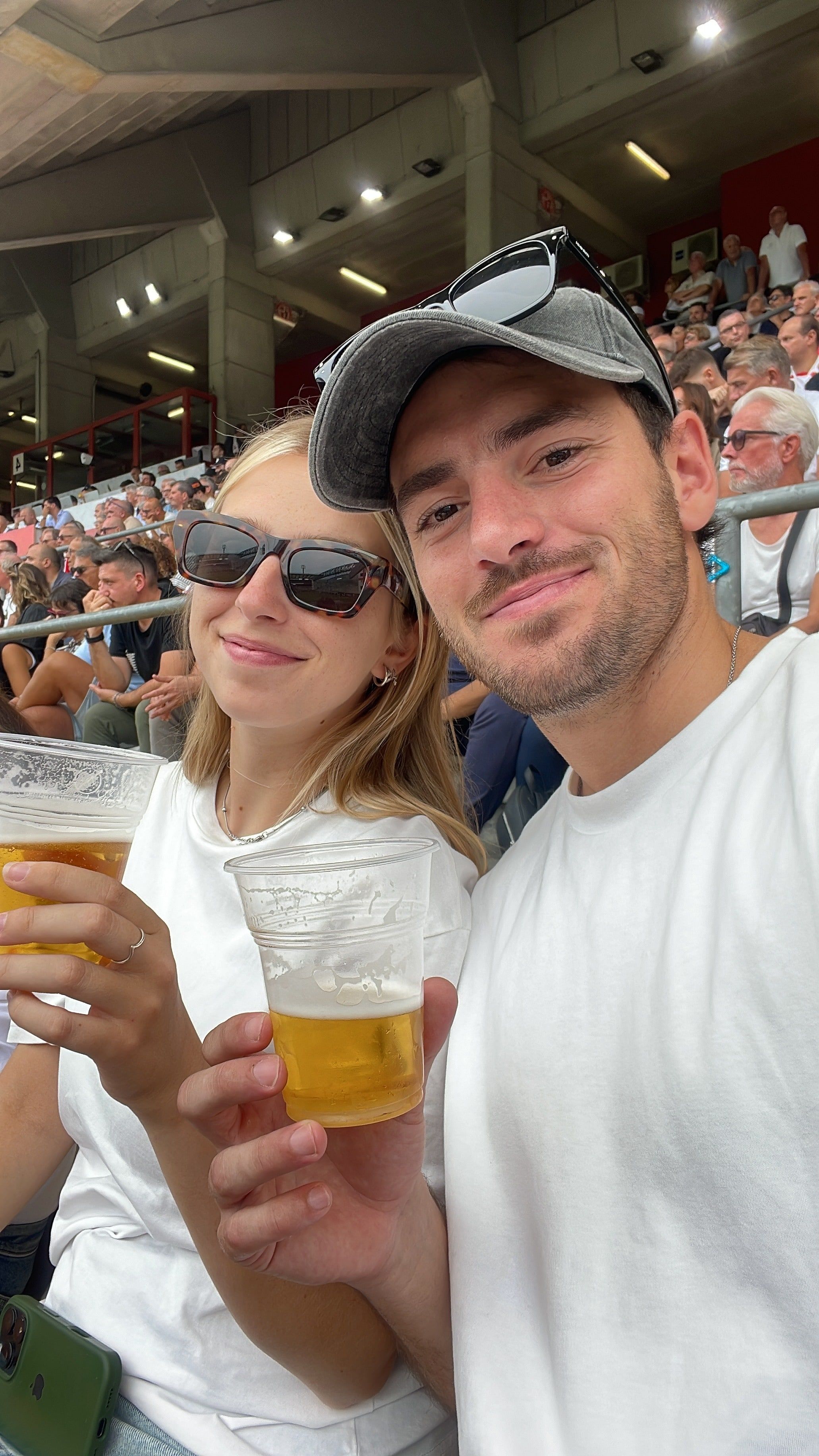 Tomi y su novia con dos cervezas en el Euganeo