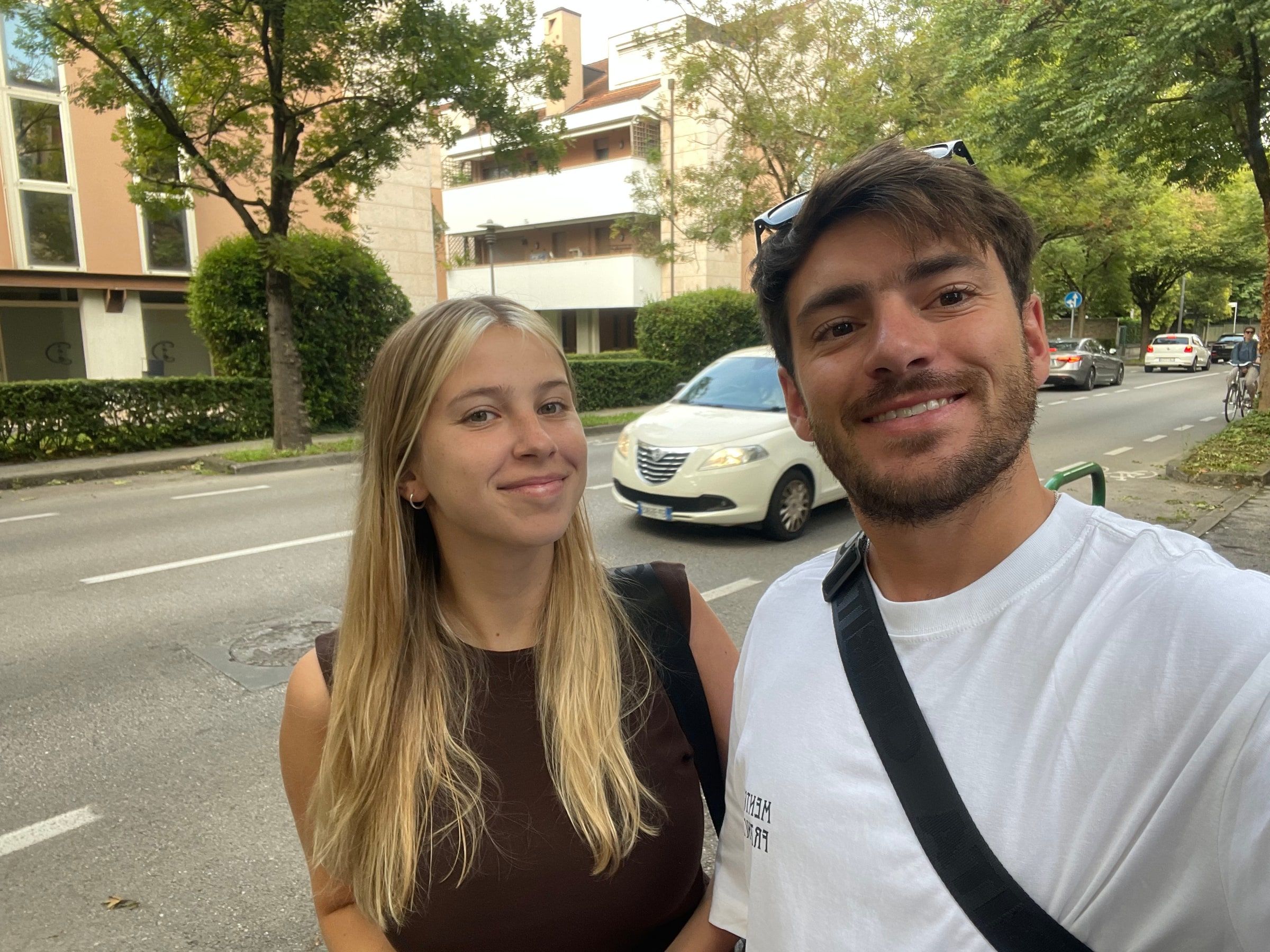 Tomi y su novia en la puerta del edificio, la primera mañana