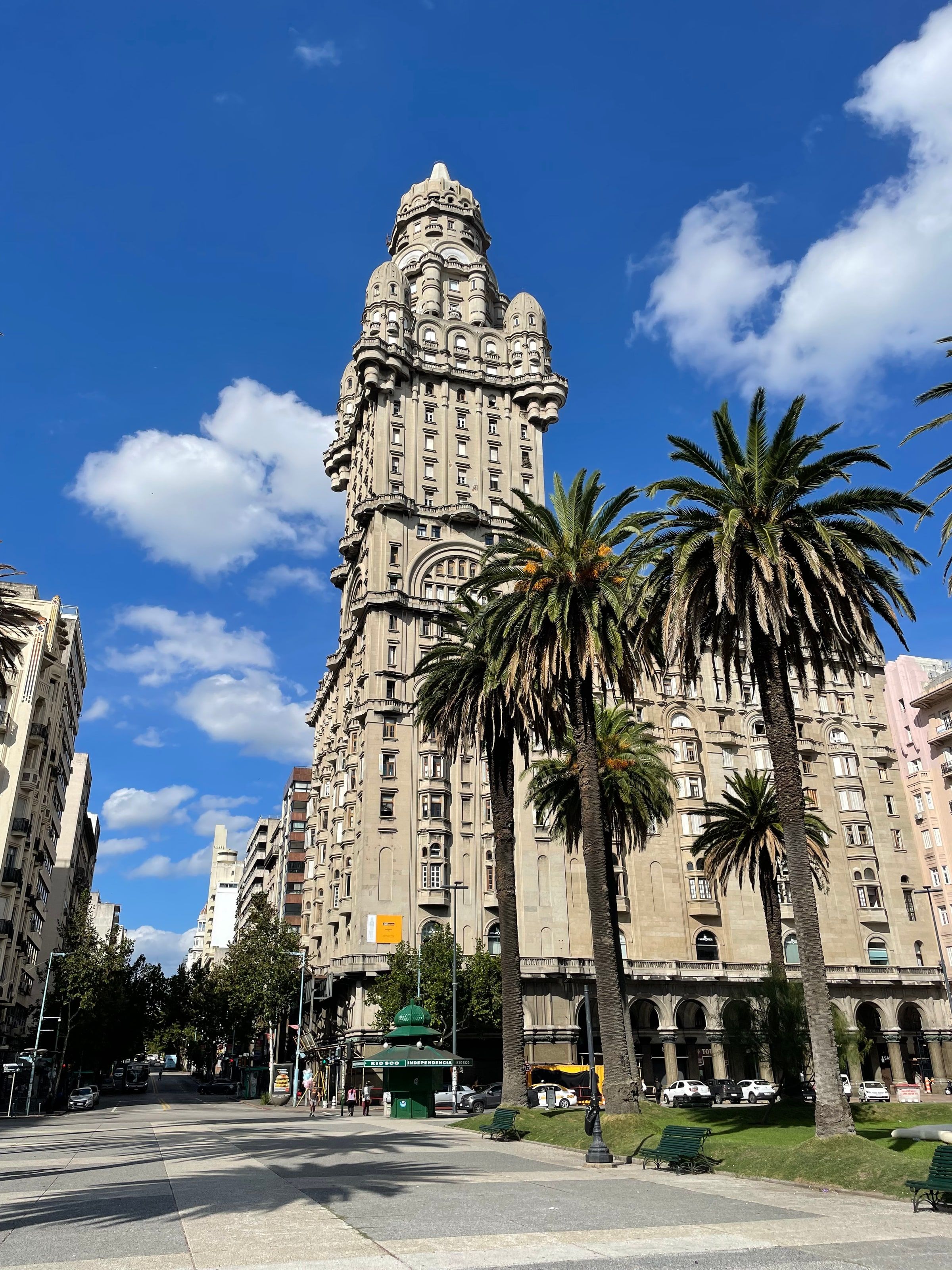 El Palacio Salvo entre palmeras, en Plaza Independencia