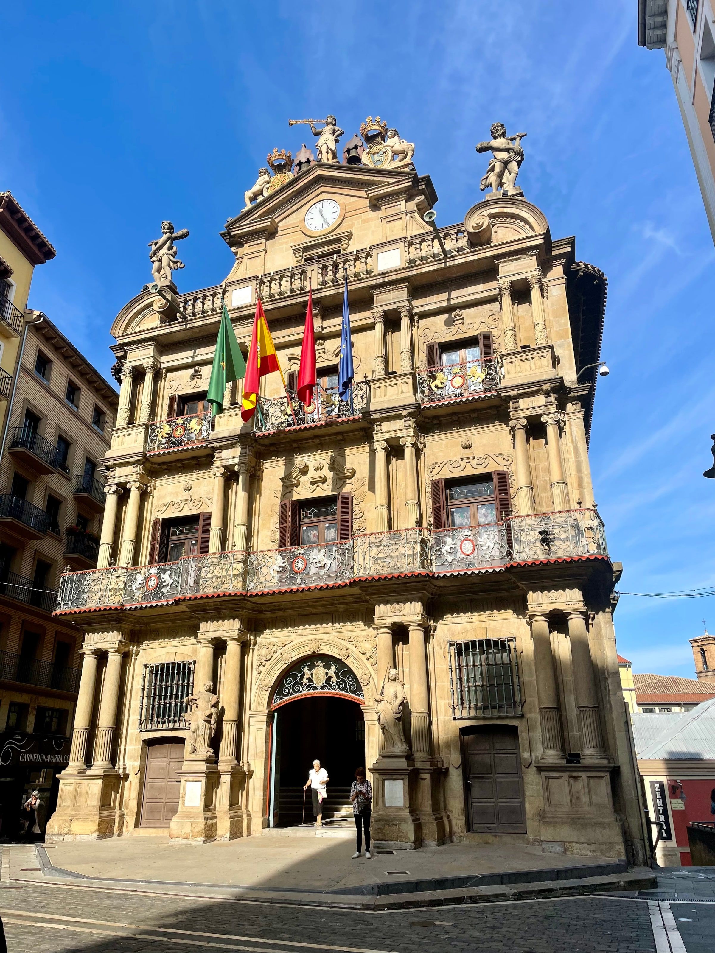 El Ayuntamiento de Pamplona con sus banderas