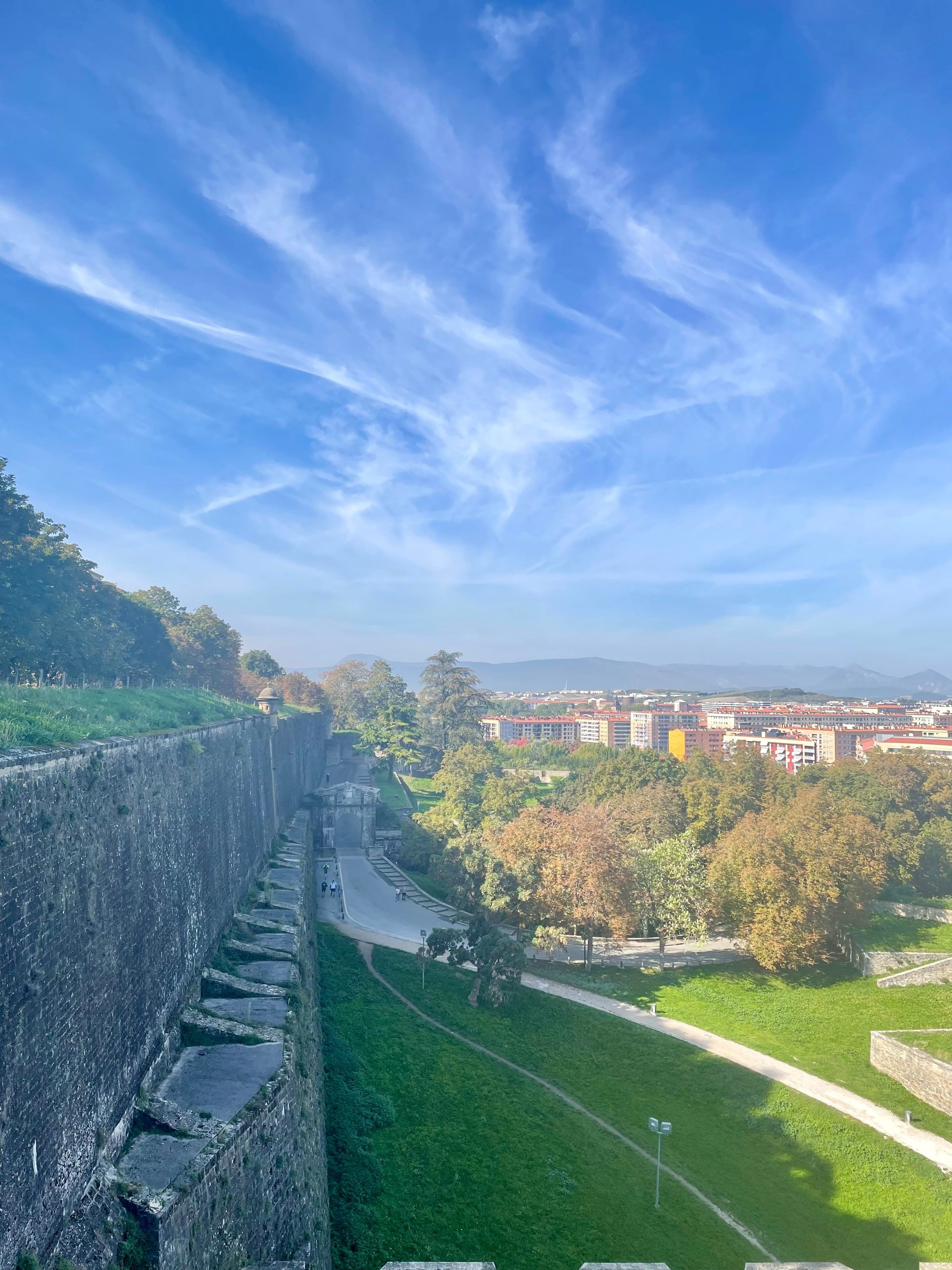La vista desde las murallas hacia el río