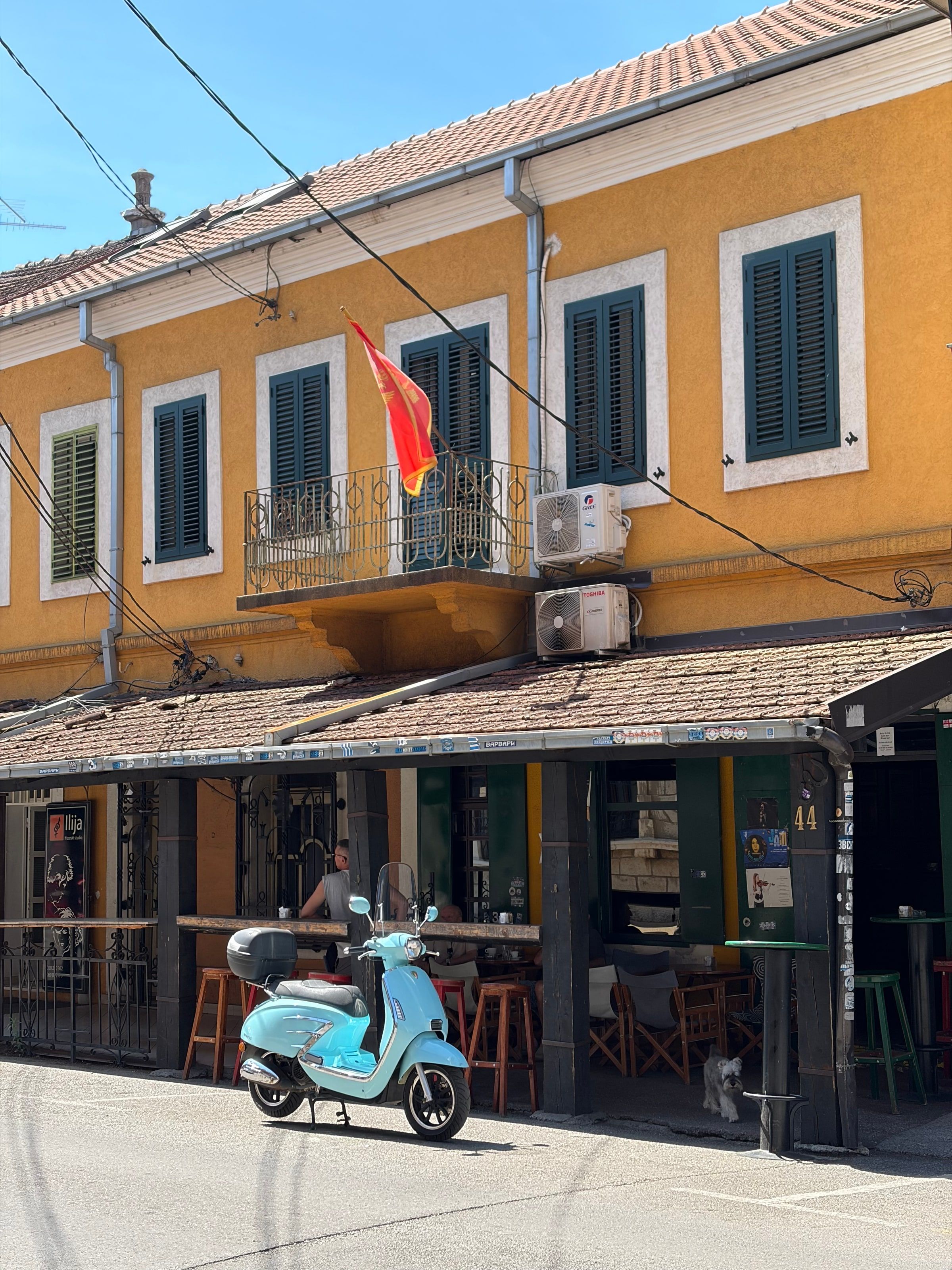 Una calle con balcones y una moto