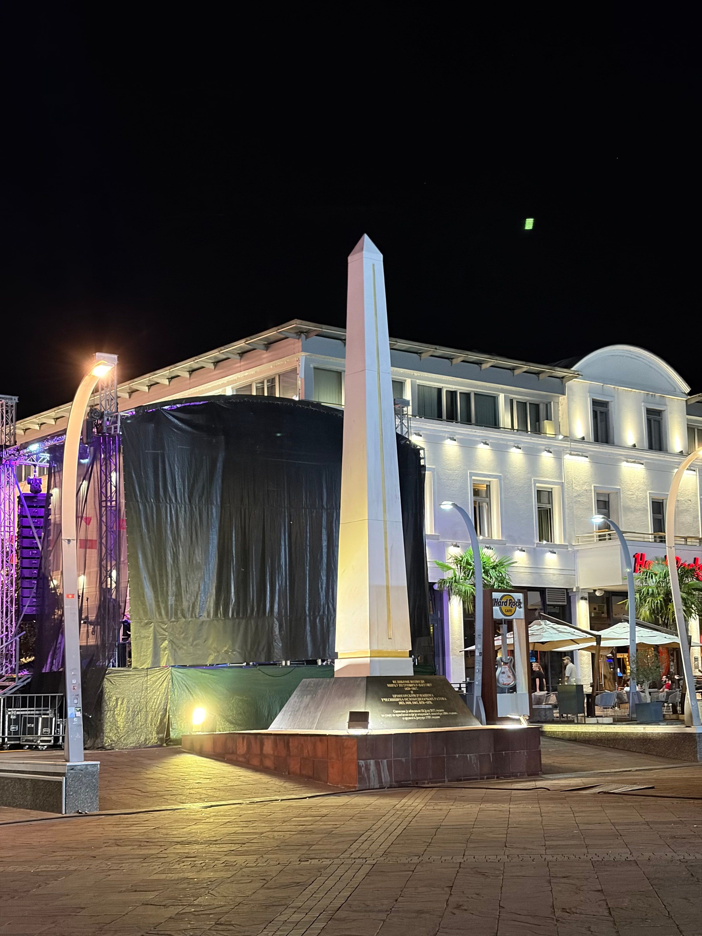 La plaza de la Independencia de noche