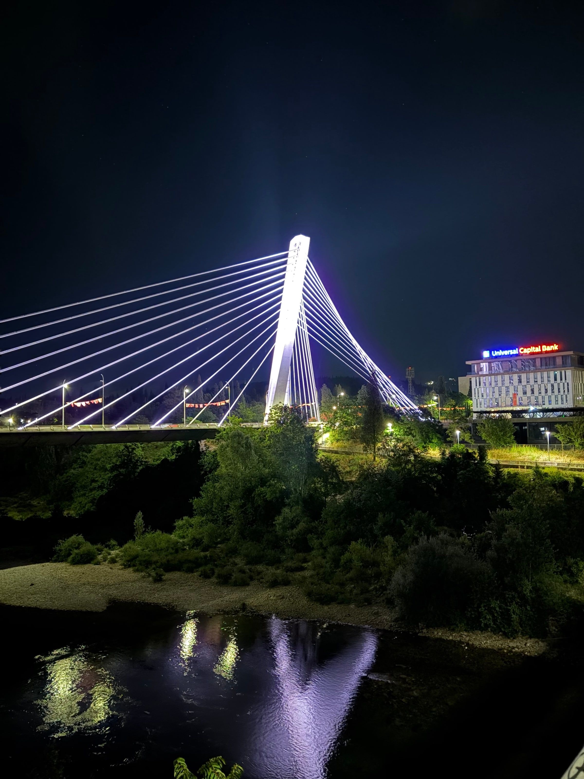 El puente del Milenio de noche