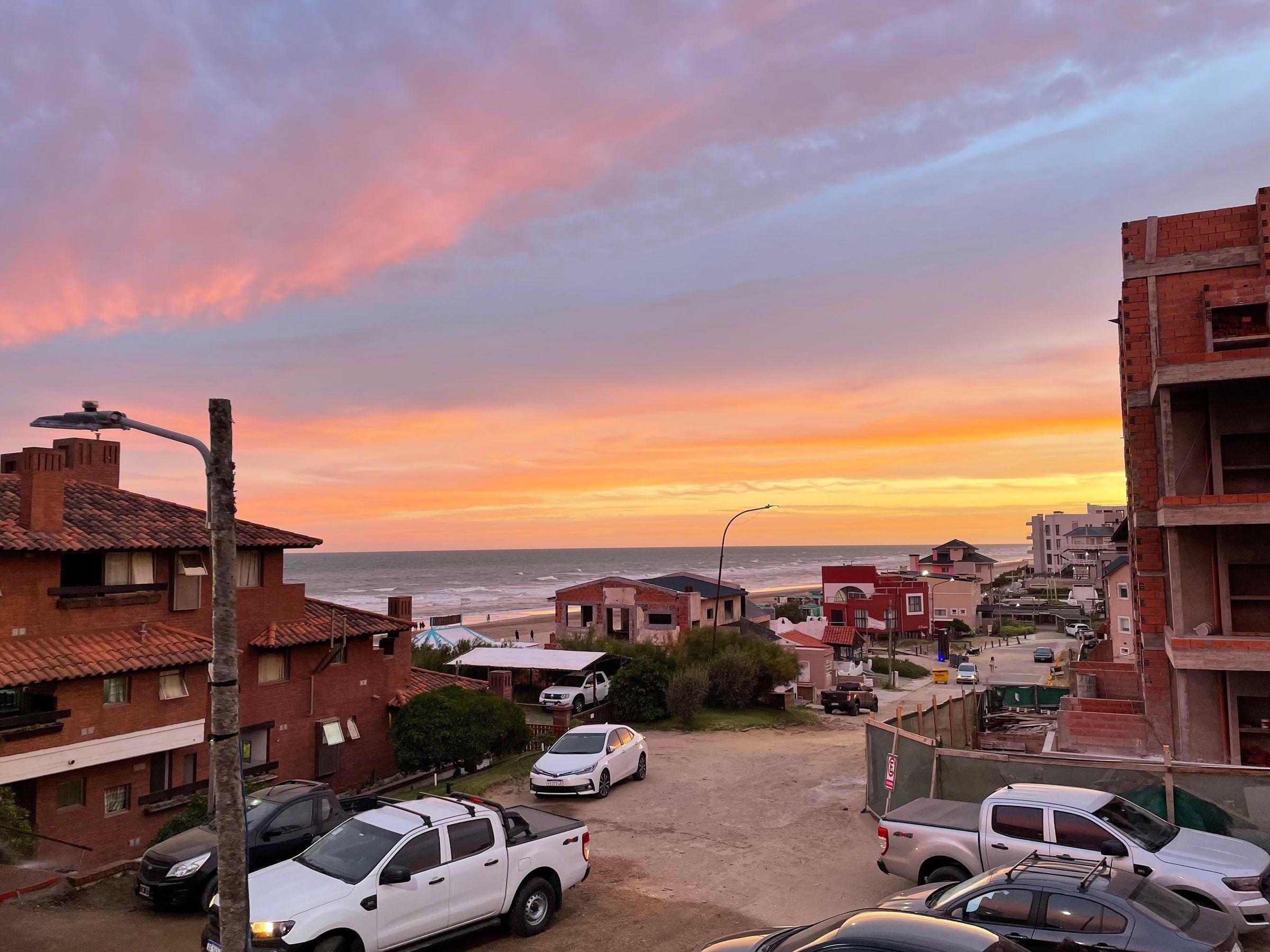 El cielo rosado sobre las casas de Pinamar