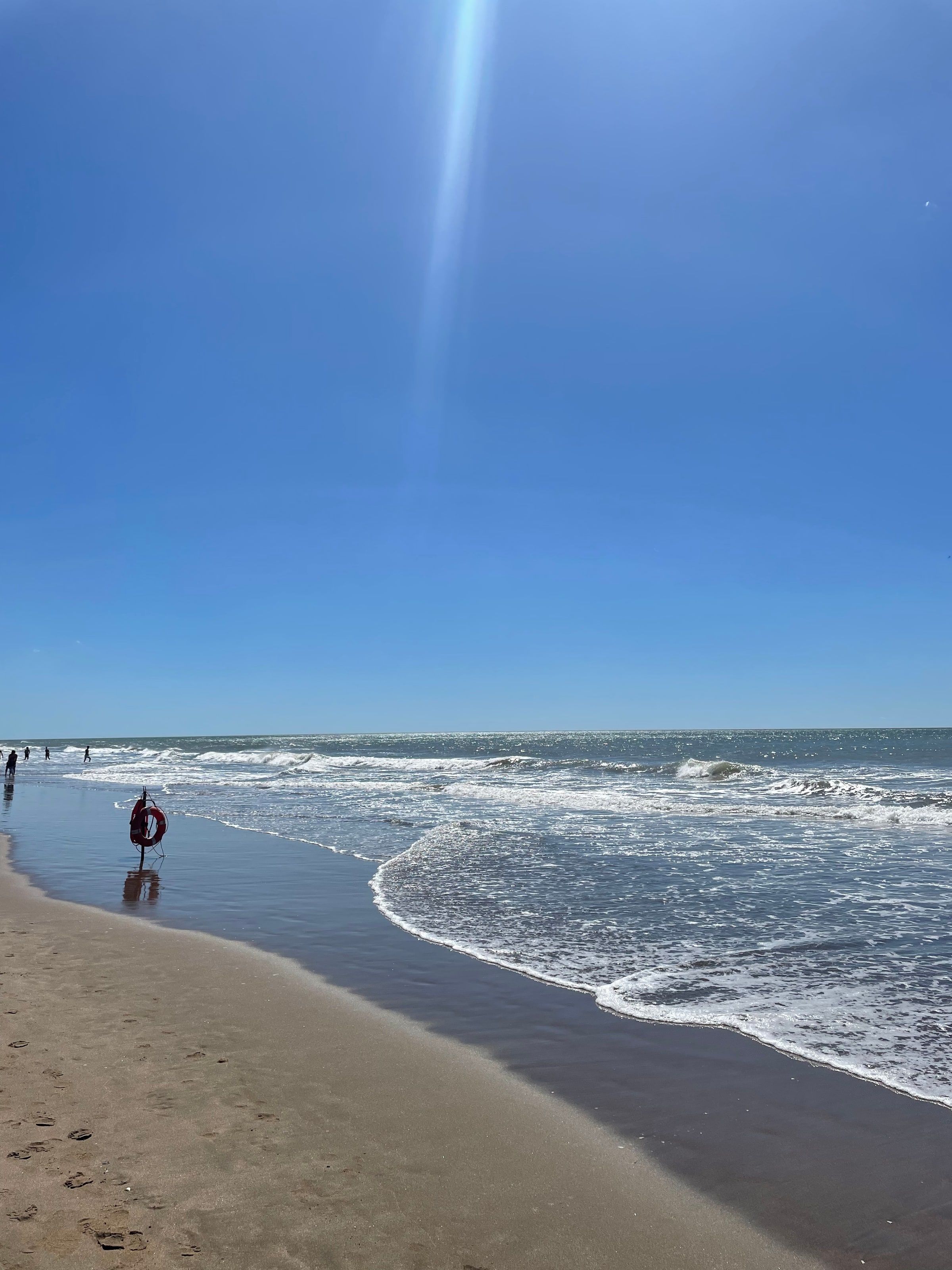 La orilla de Pinamar con el mar azul