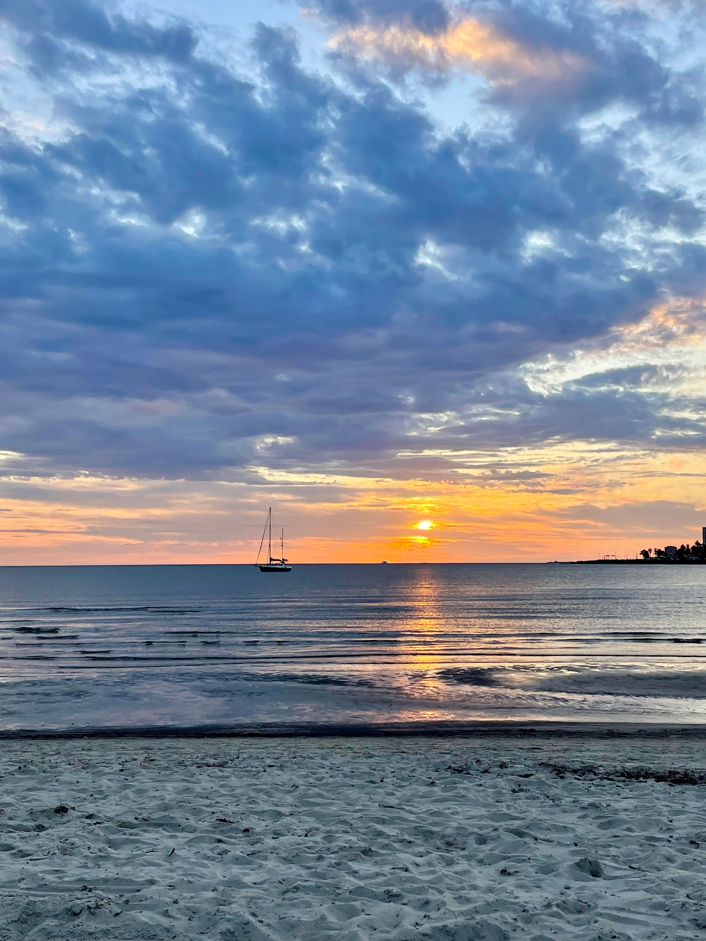 Atardecer sobre el Río de la Plata desde Playa Ramírez, con un velero