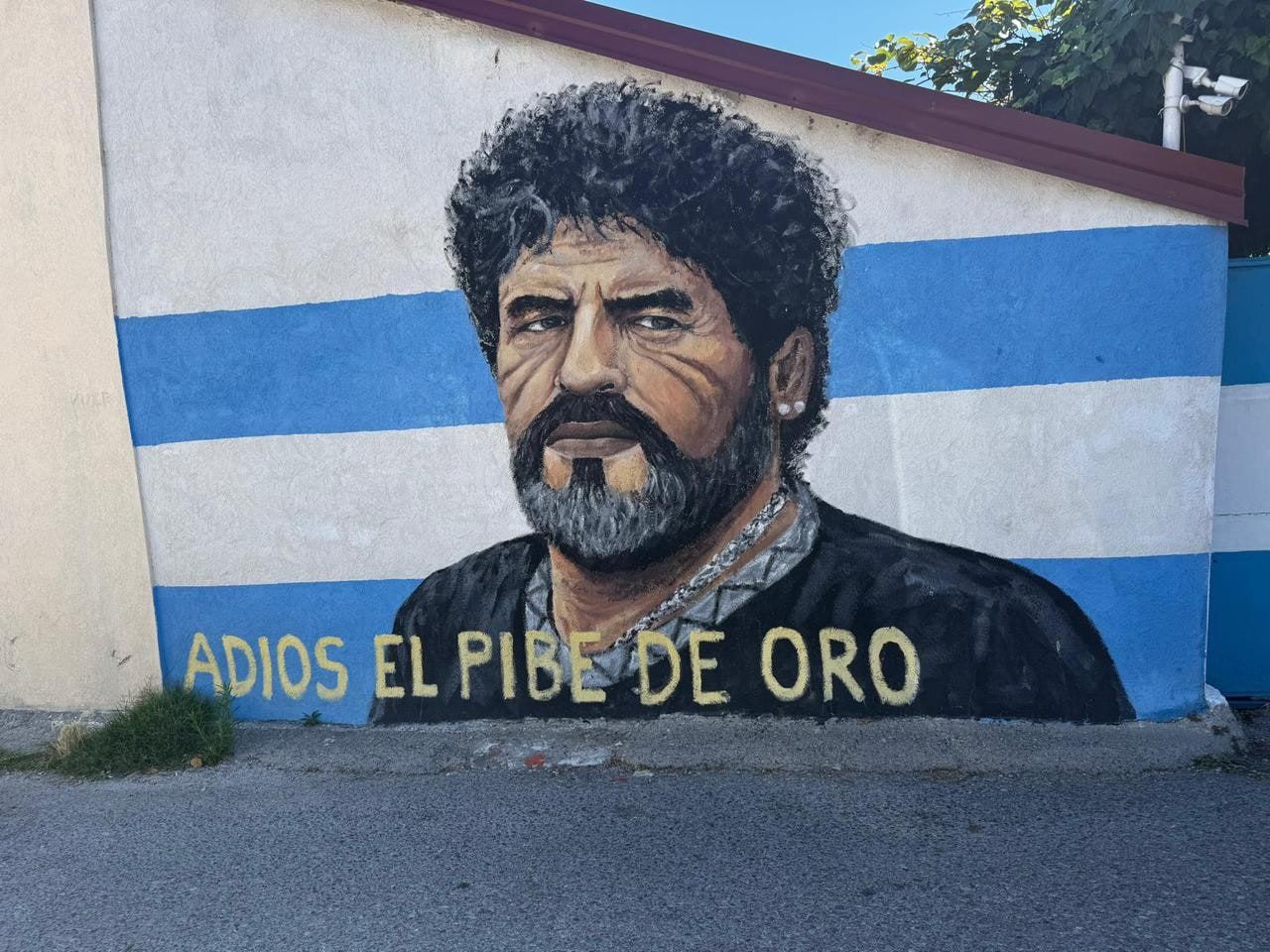 Mural de Maradona en Podgorica con la frase Adiós el Pibe de Oro