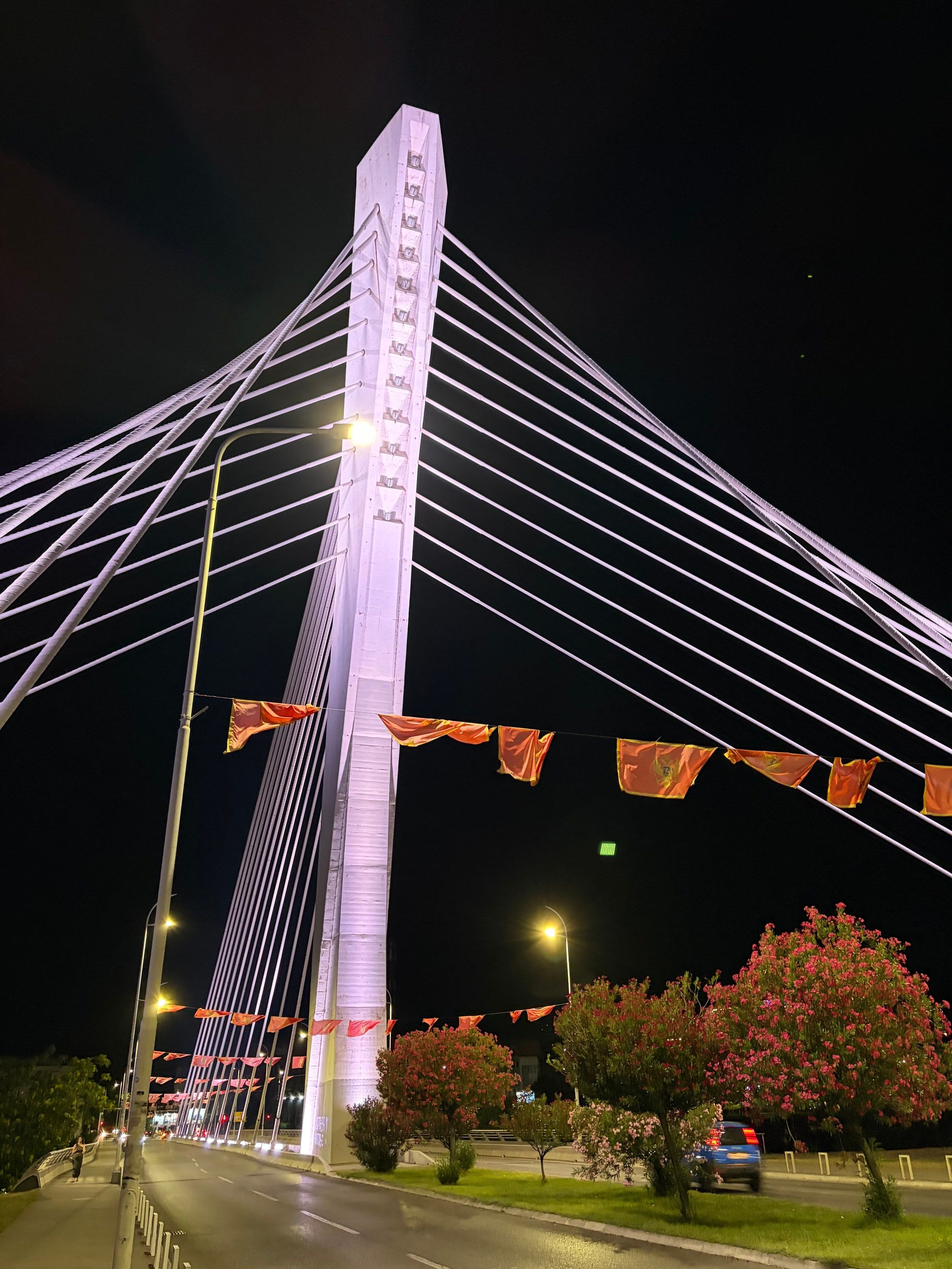 El puente del Milenio iluminado de noche, en Podgorica