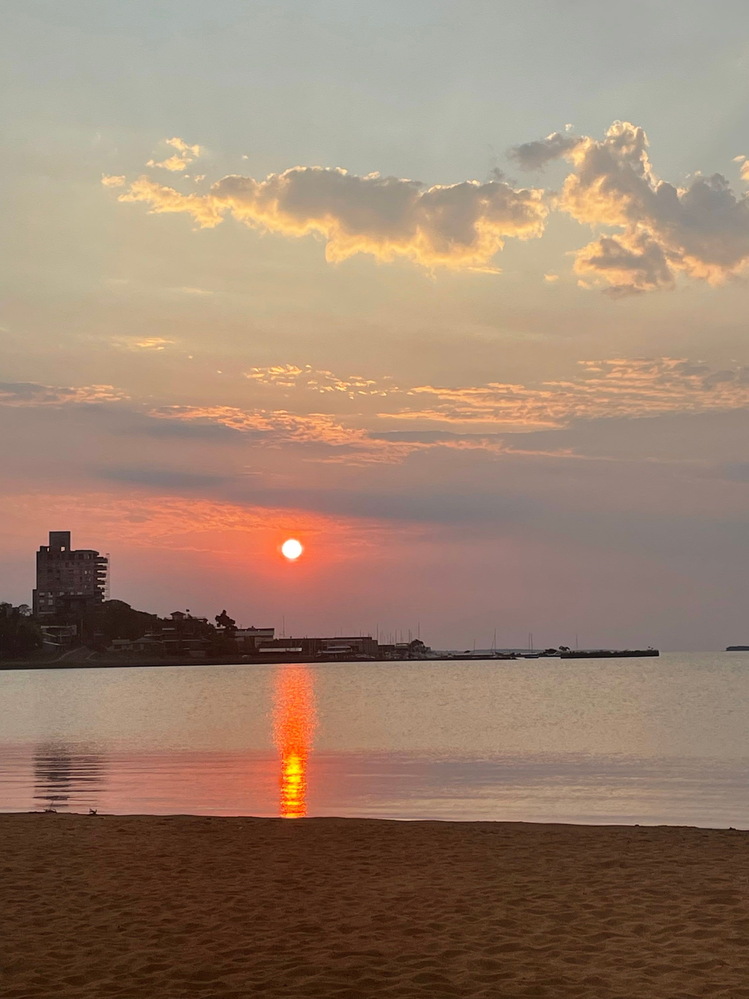 El atardecer sobre el Paraná desde la costanera