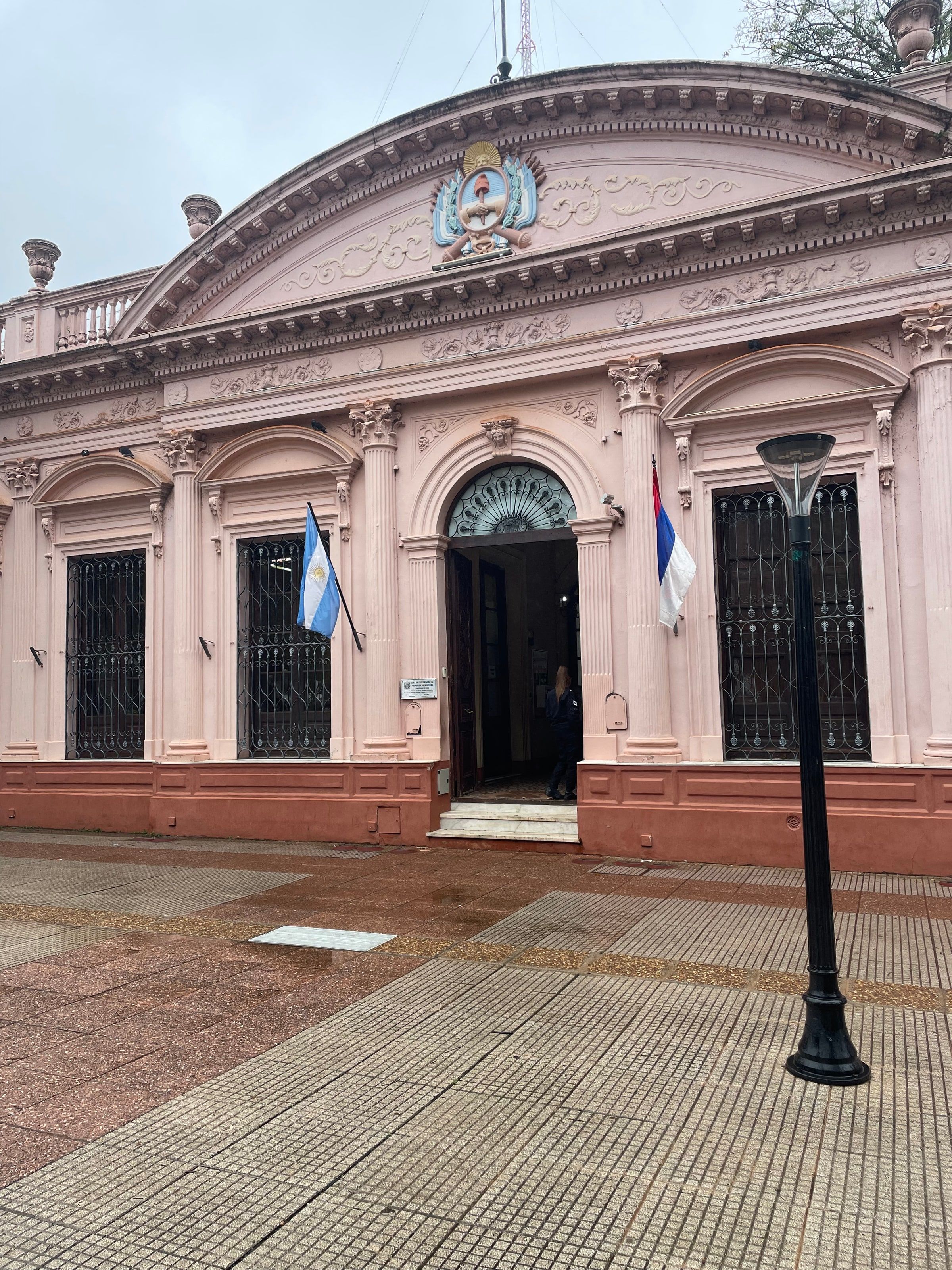 Un edificio histórico frente a la Plaza 9 de Julio