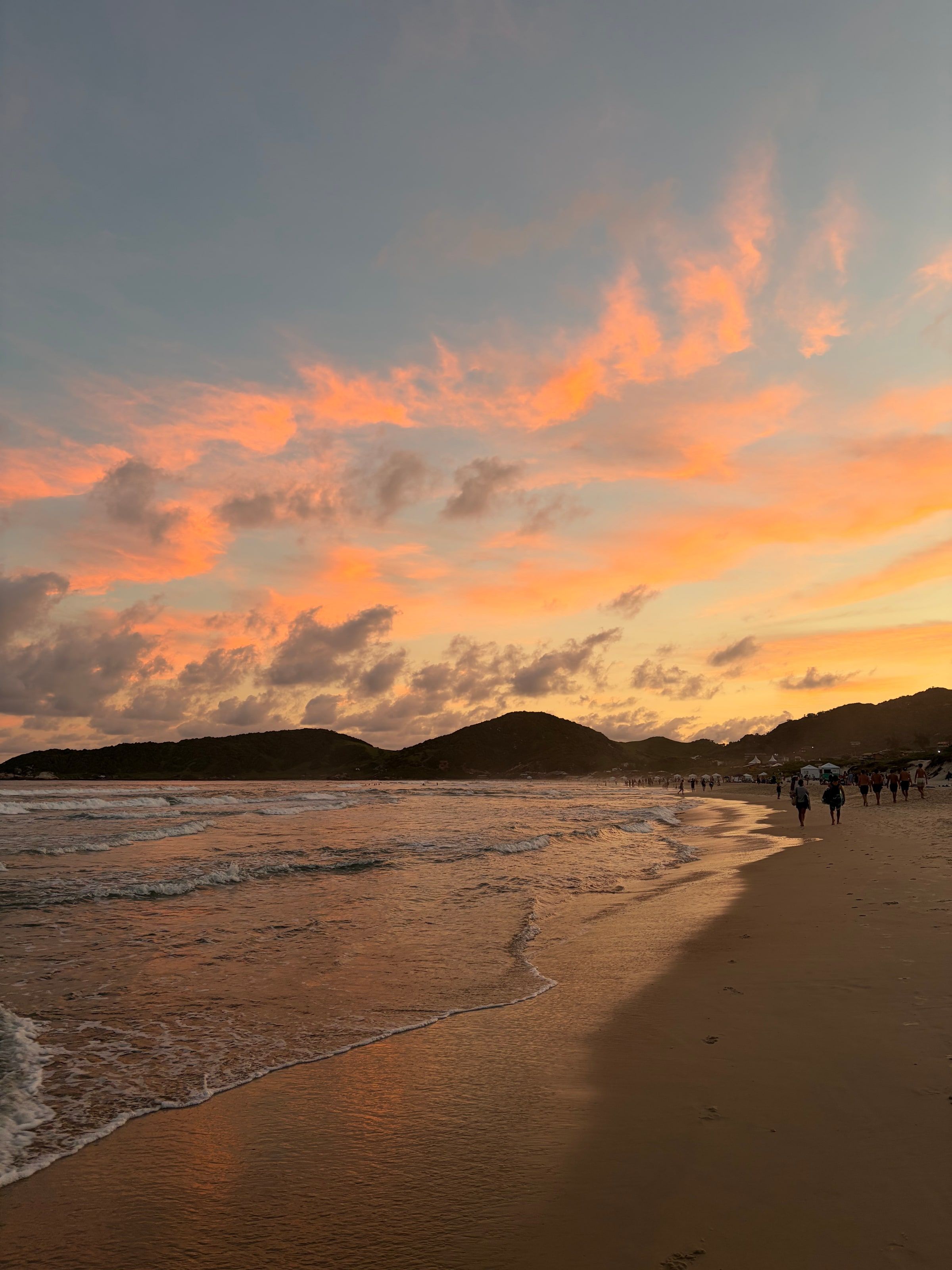 Atardecer en Praia do Rosa con el cielo lleno de nubes rosadas