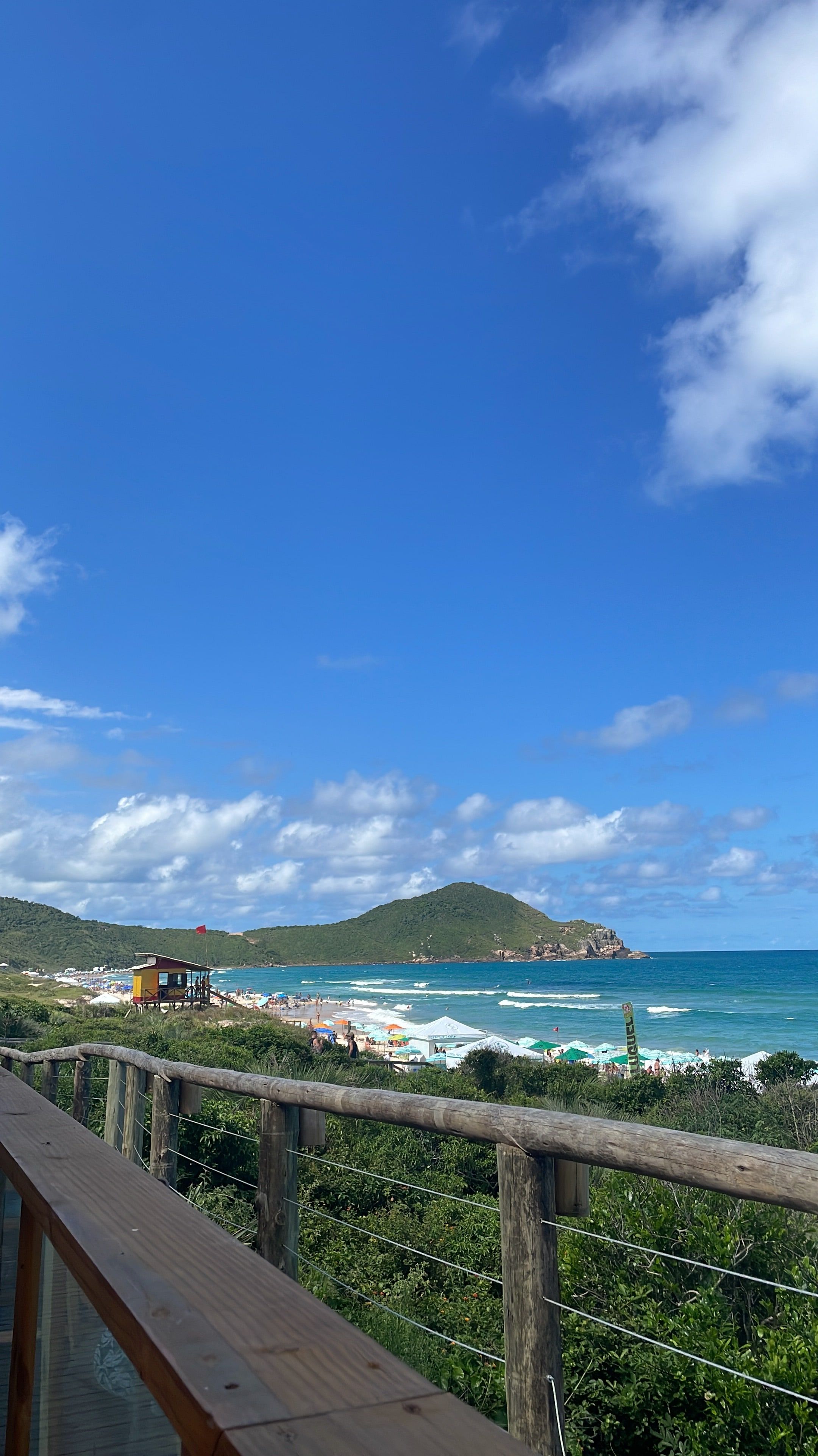 El mirador sobre Praia do Rosa, con las casitas y el cerro