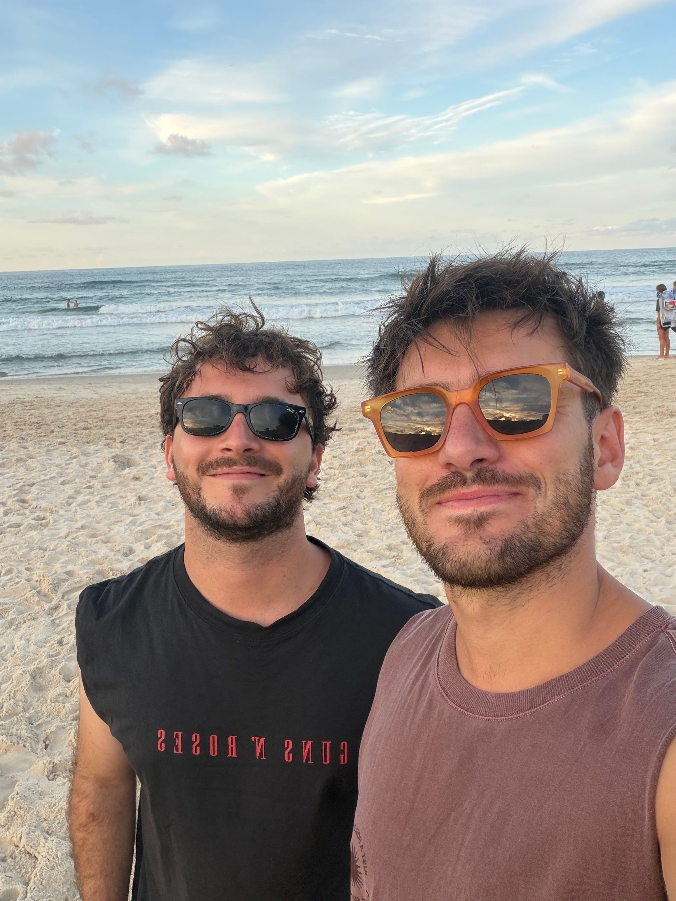 Tomi con un amigo en la playa de Praia do Rosa