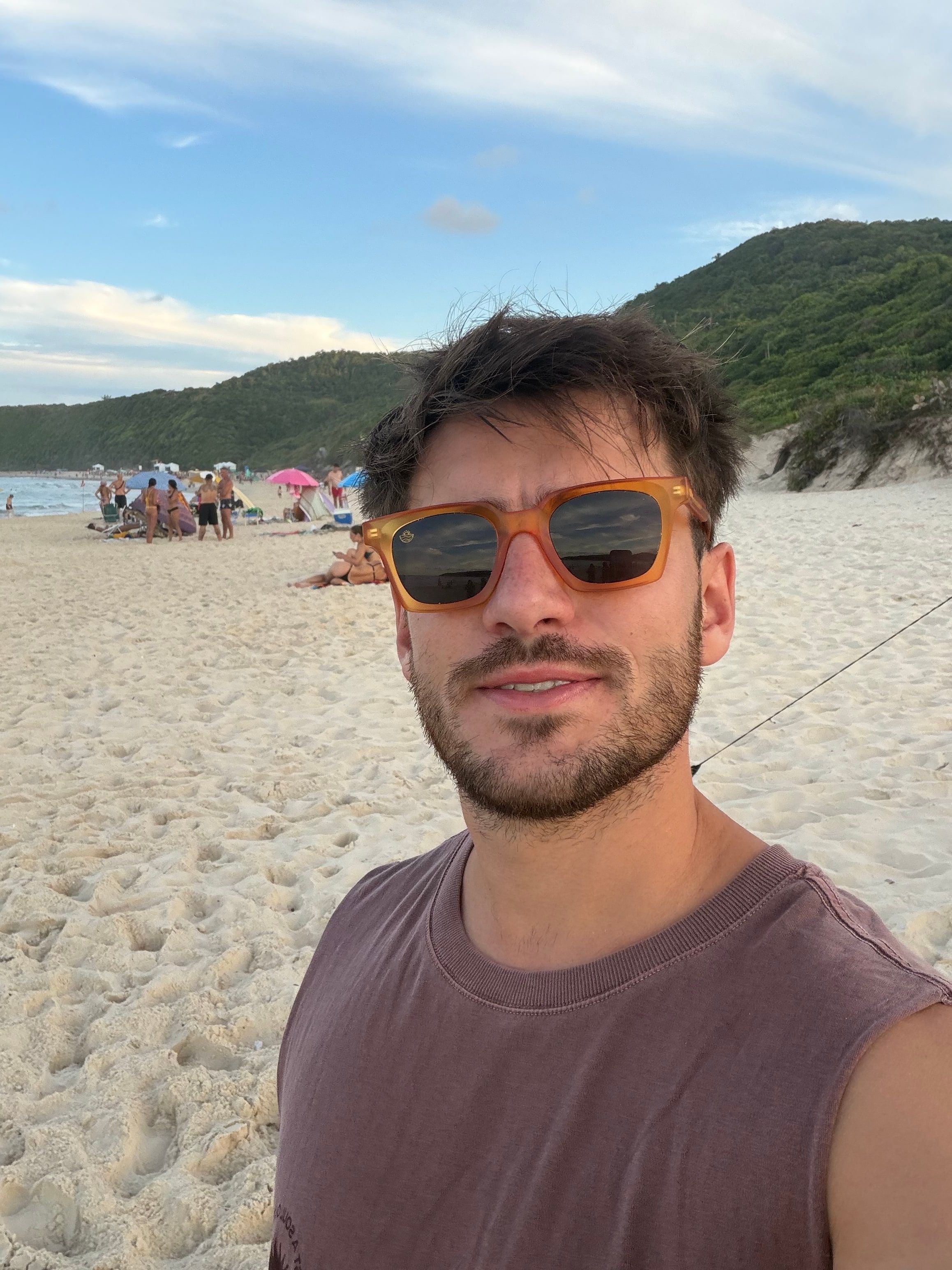 Tomi con anteojos de sol en la playa, antes del atardecer