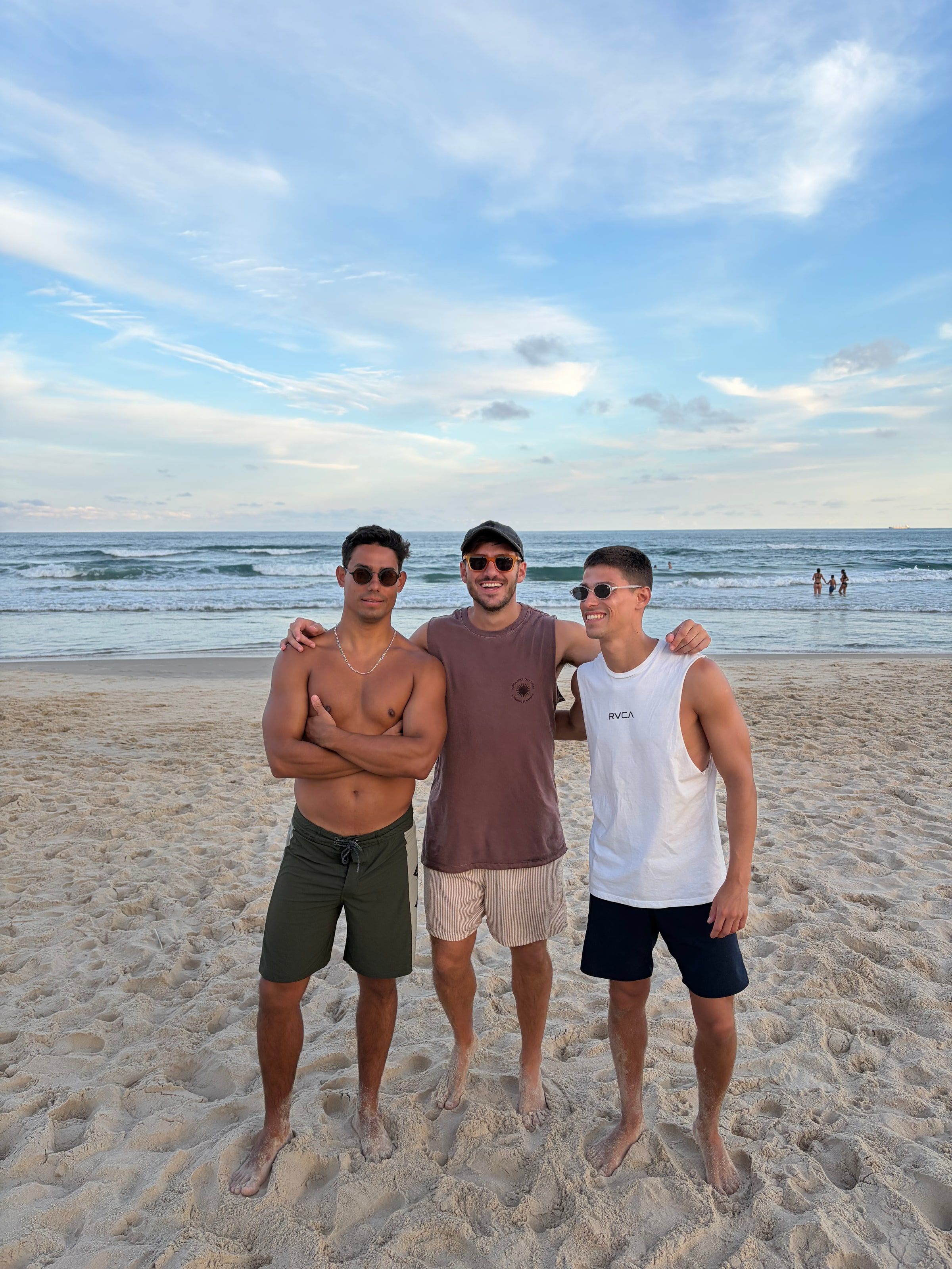 Tomi con dos amigos en la playa de Praia do Rosa