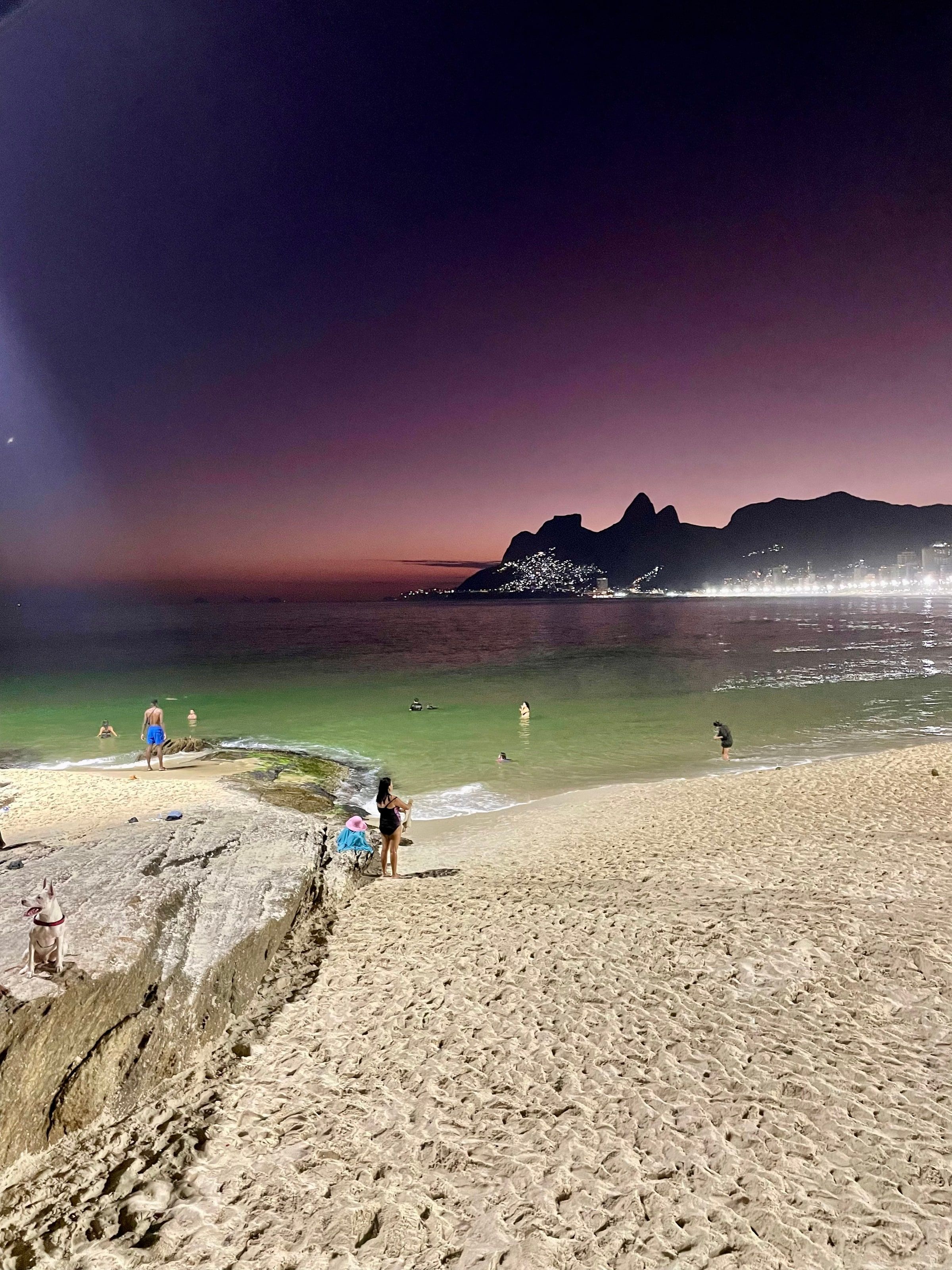 El Arpoador de noche, con el agua verde
