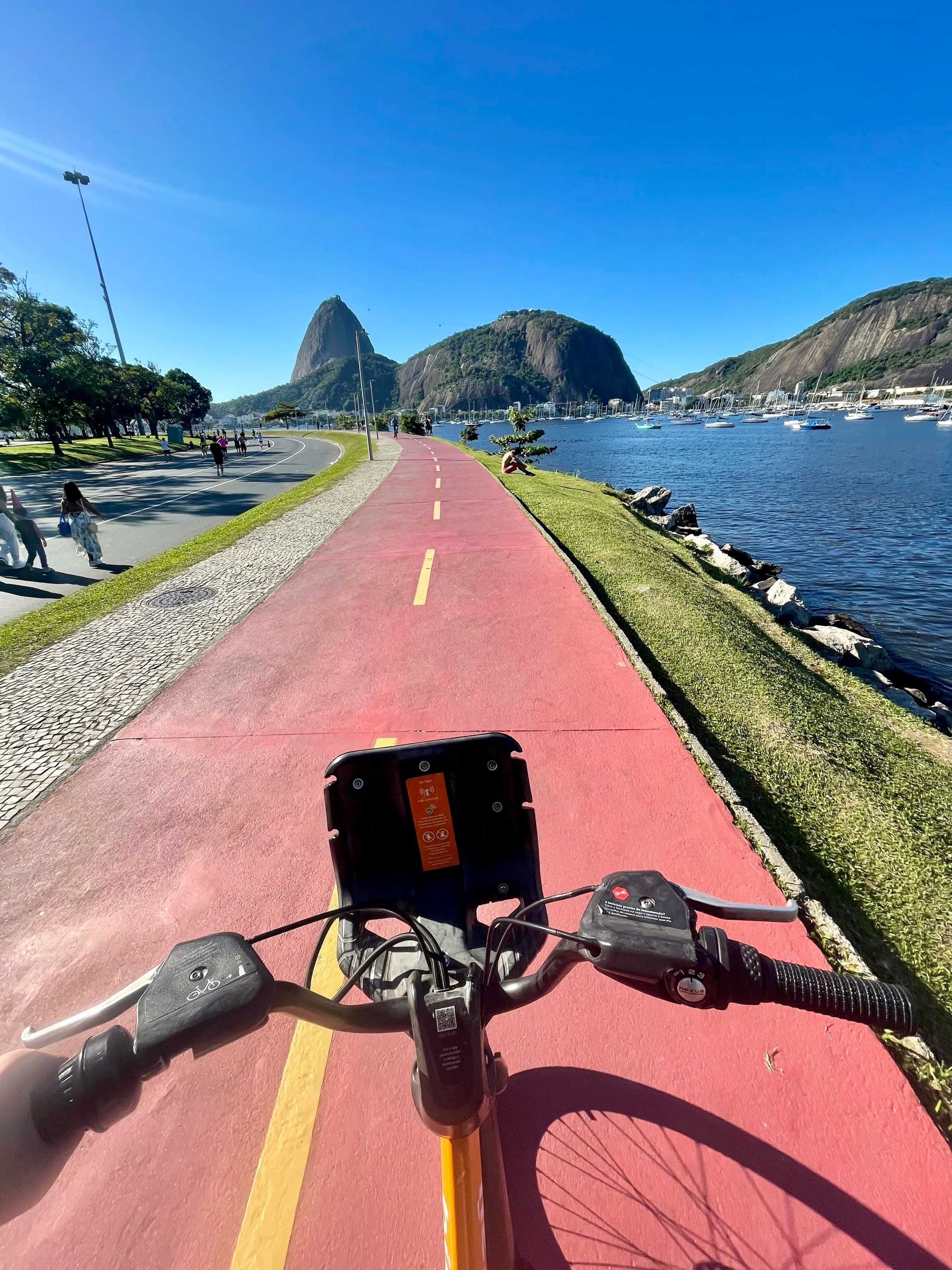 La bicisenda de Botafogo con el Pão de Açúcar al fondo