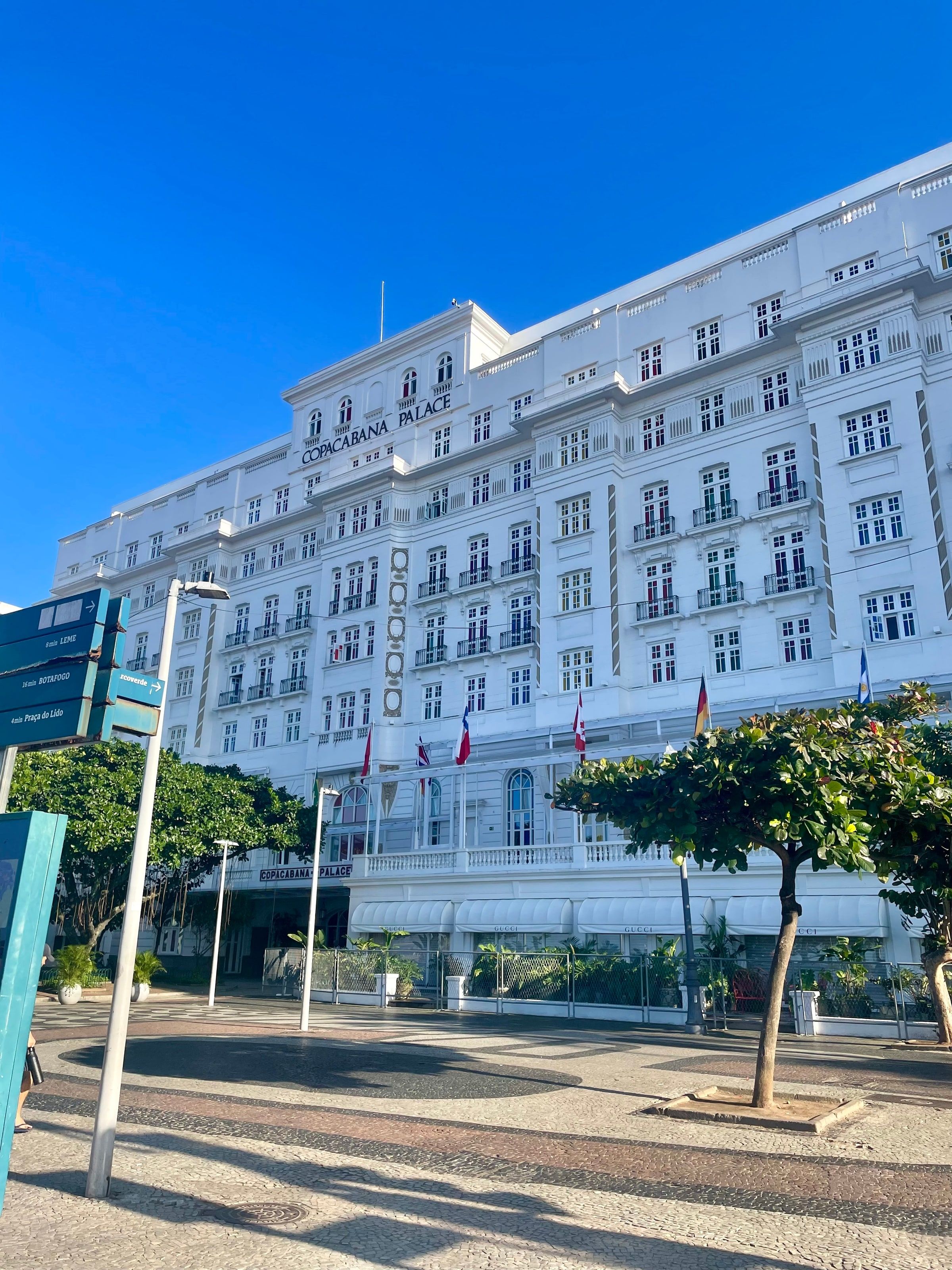 La fachada blanca del Copacabana Palace