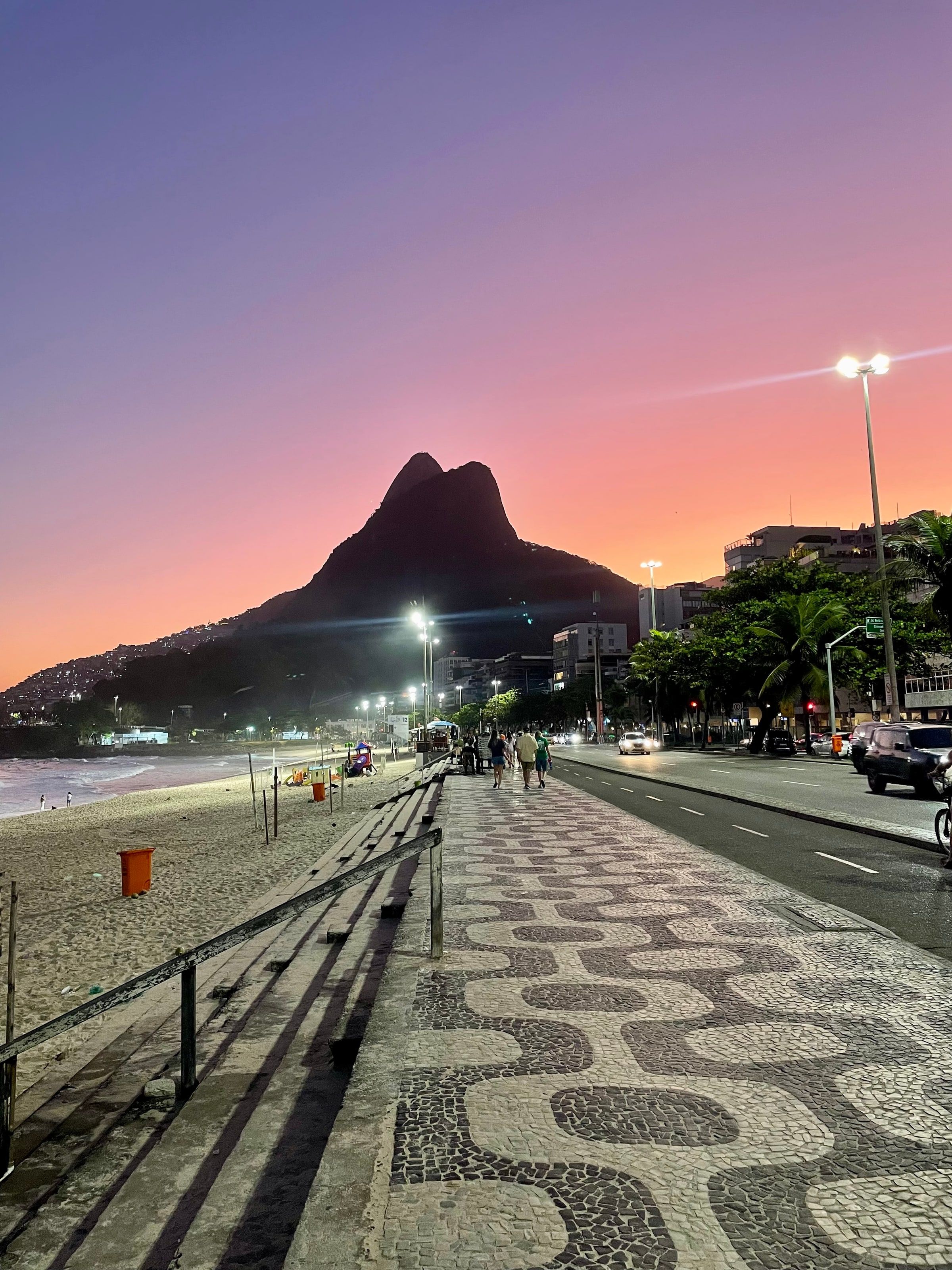 La playa de Leblon al atardecer, con la vereda de Burle Marx