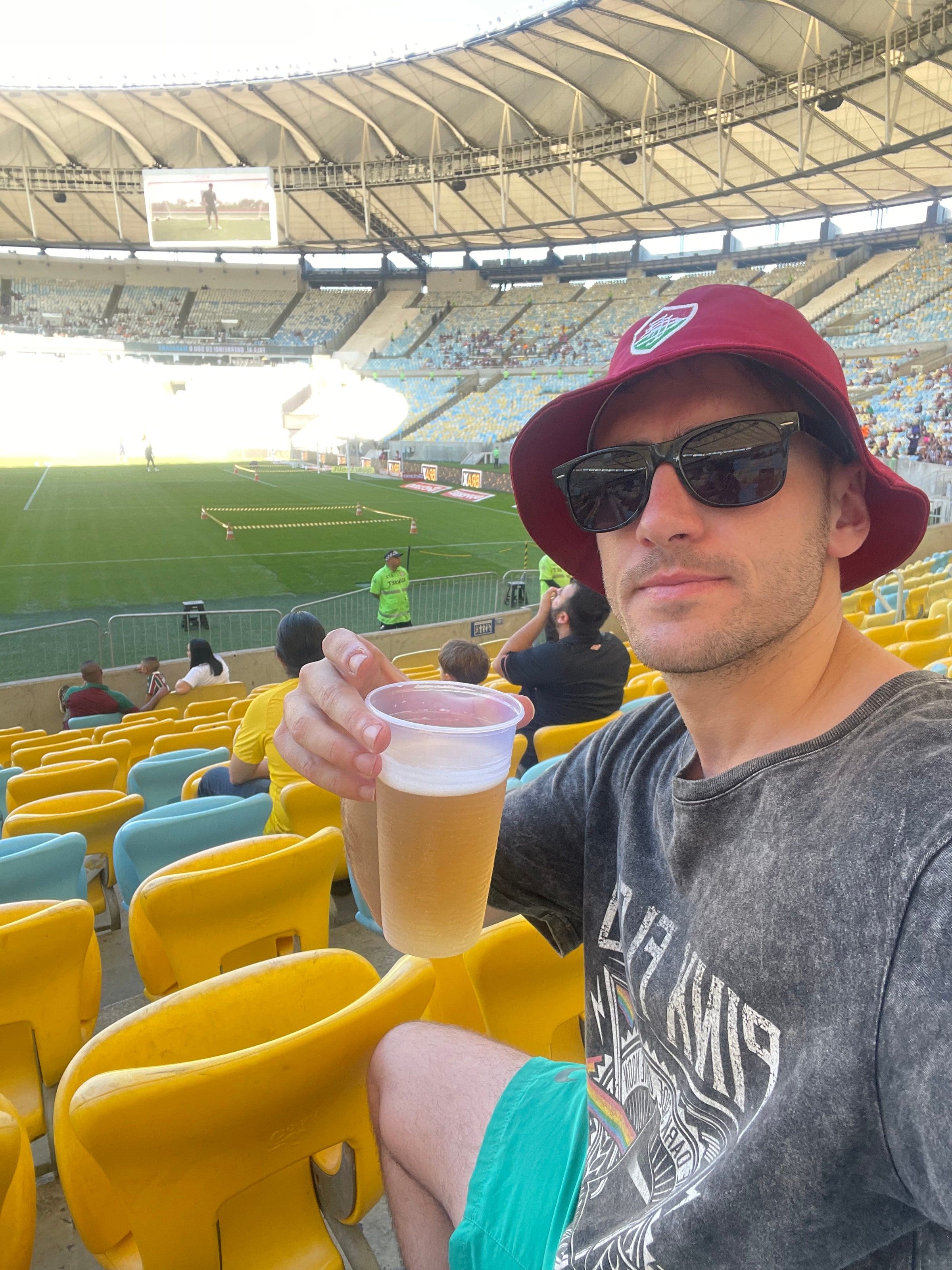 Tomi en la tribuna del Maracanã con una cerveza y un gorro de Fluminense