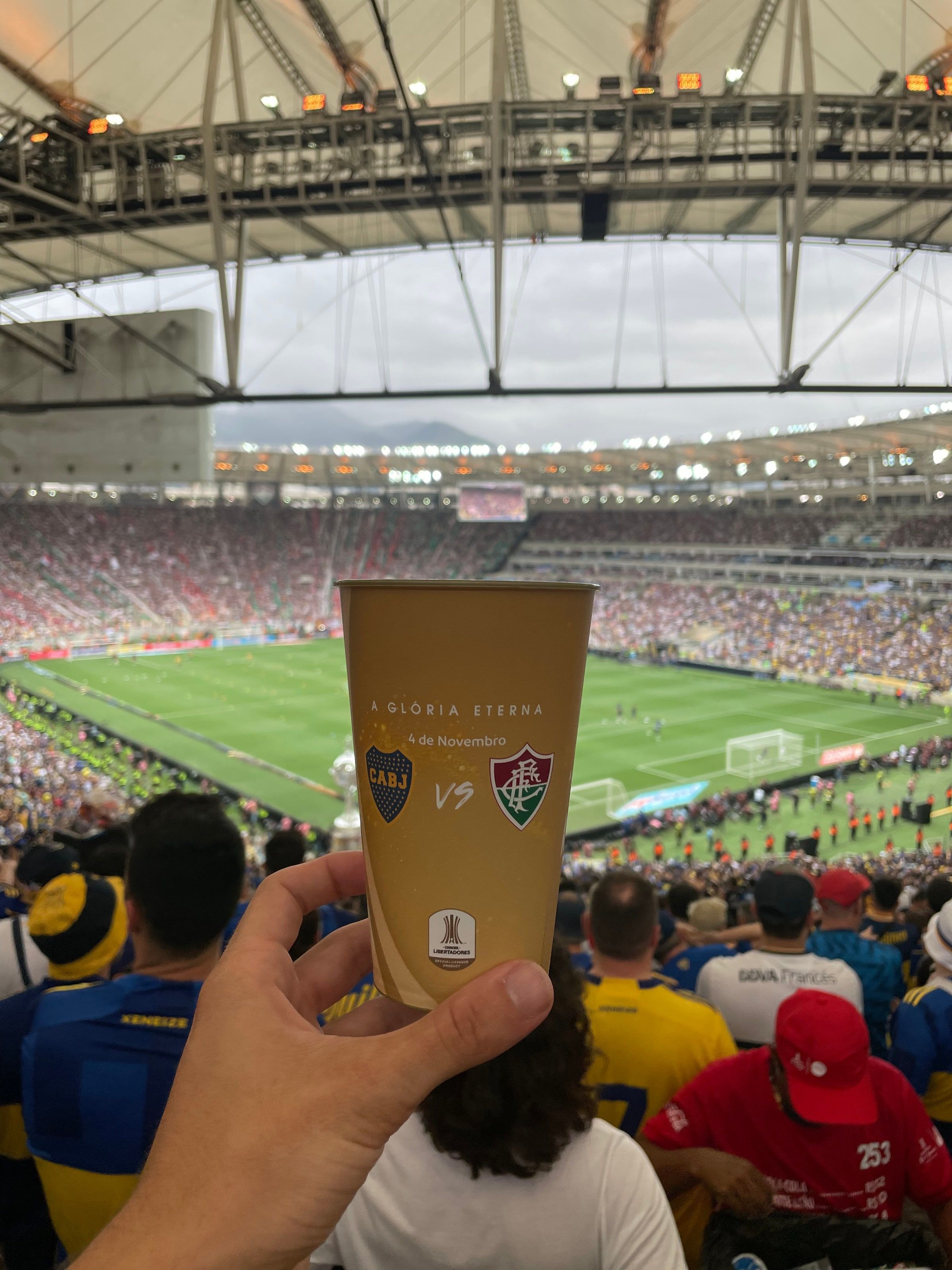 El vaso de la final Fluminense-Boca con la cancha de fondo