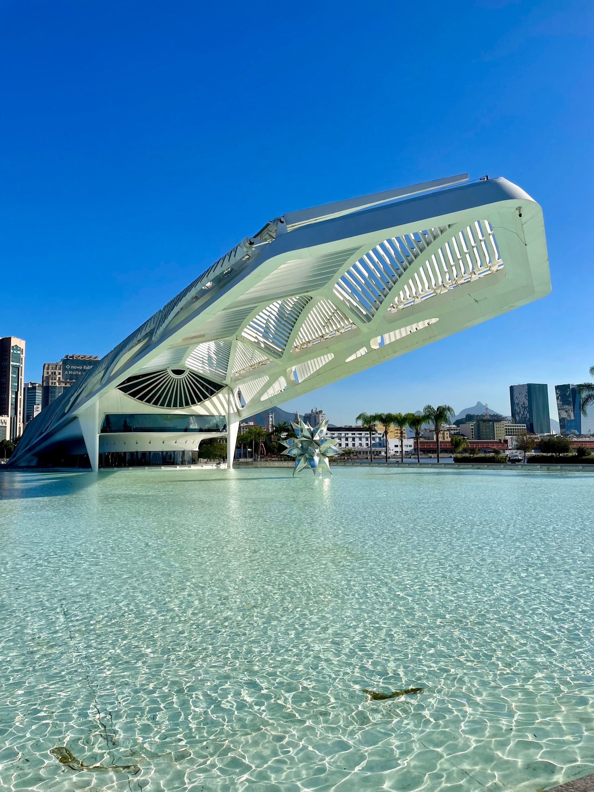 El Museu do Amanhã sobre el espejo de agua