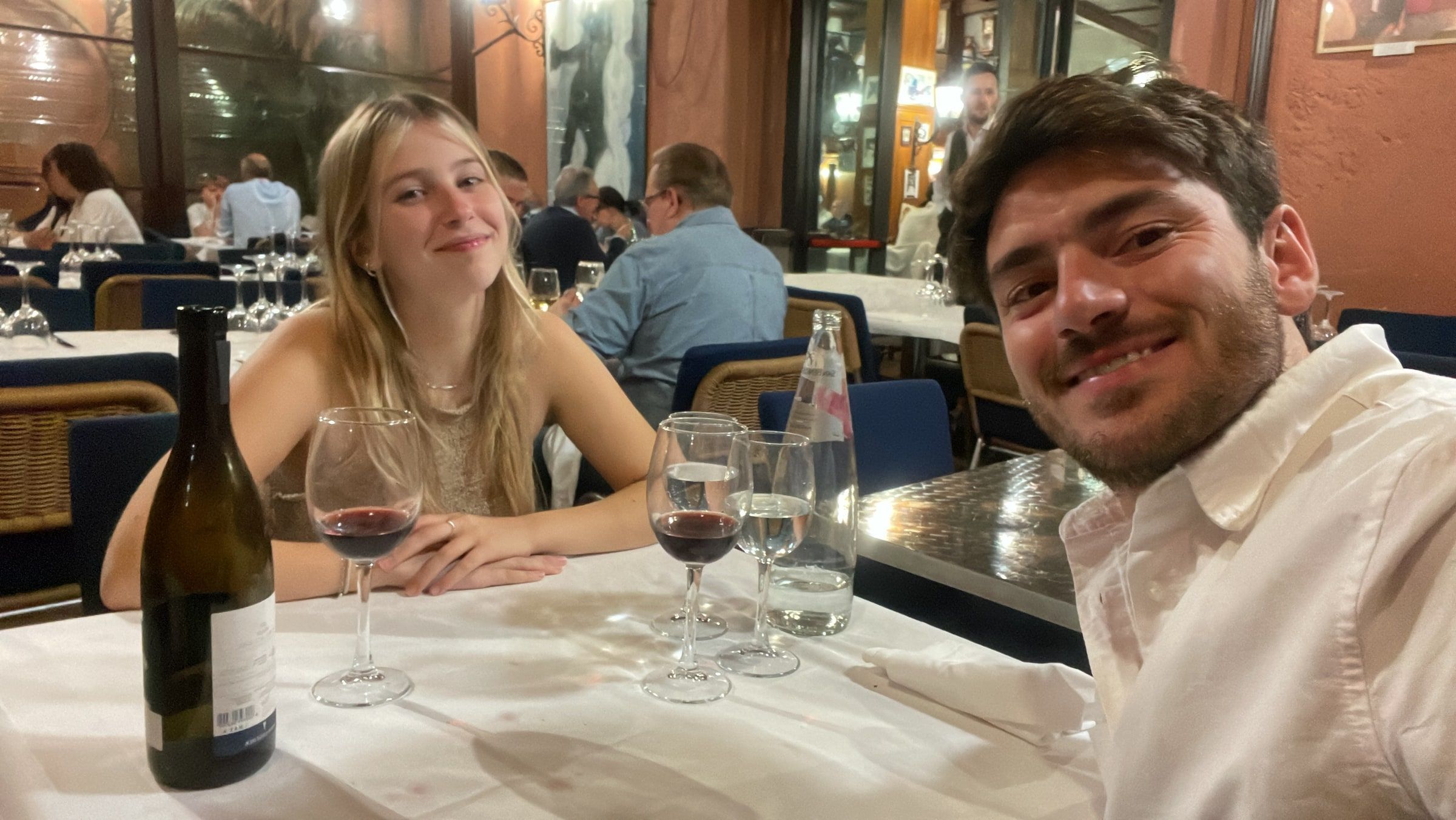 Tomi y su novia en la cena con vino en Trastevere