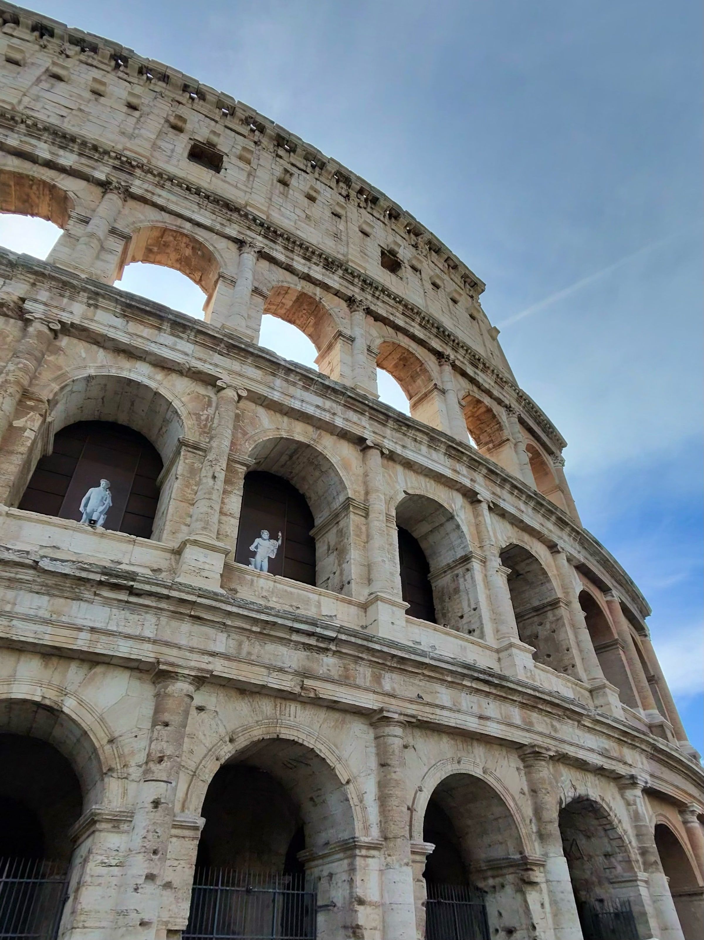 El Coliseo desde afuera, en contrapicado