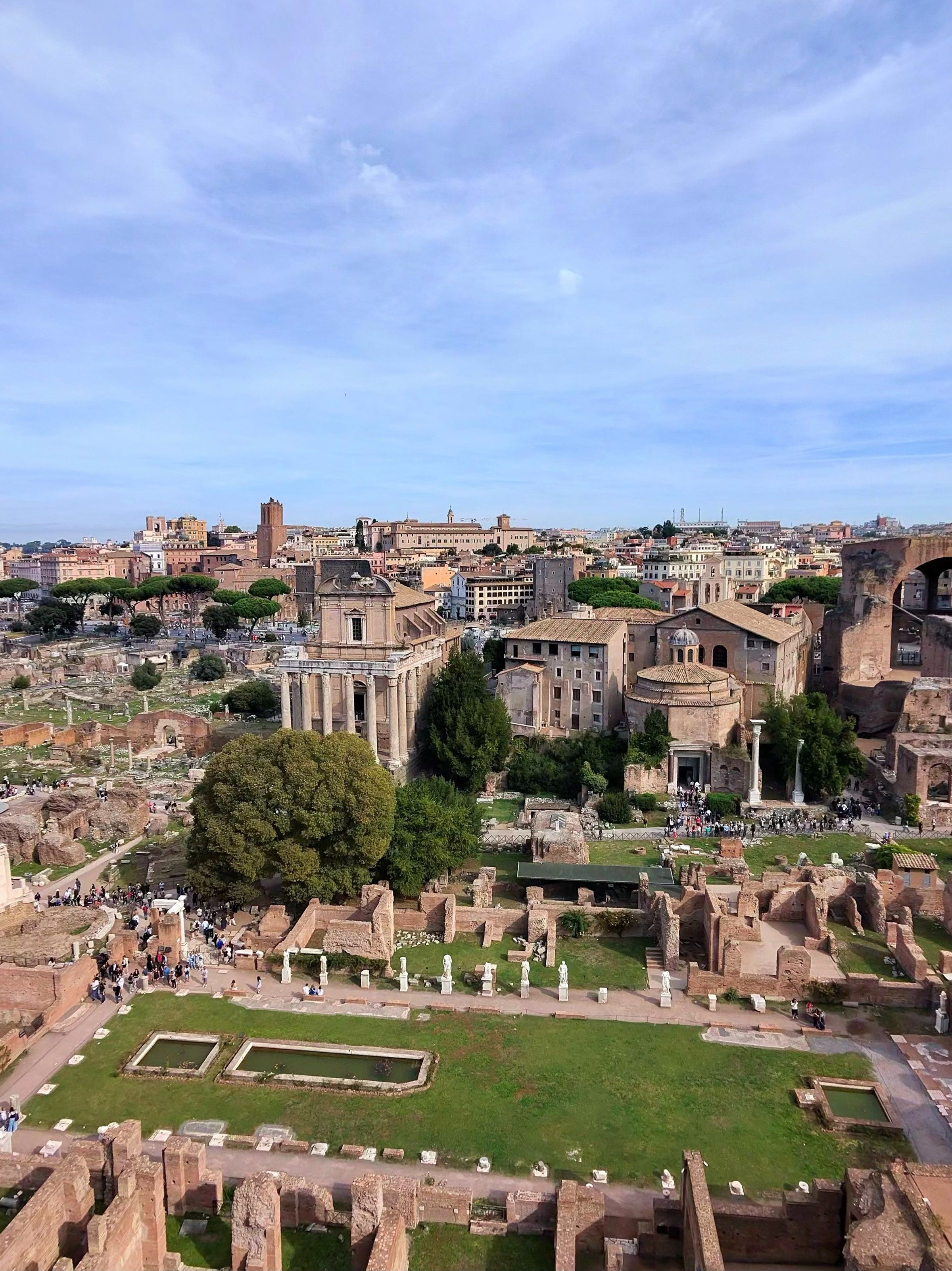 El Foro Romano visto desde el Palatino, con las columnas y la ciudad al fondo