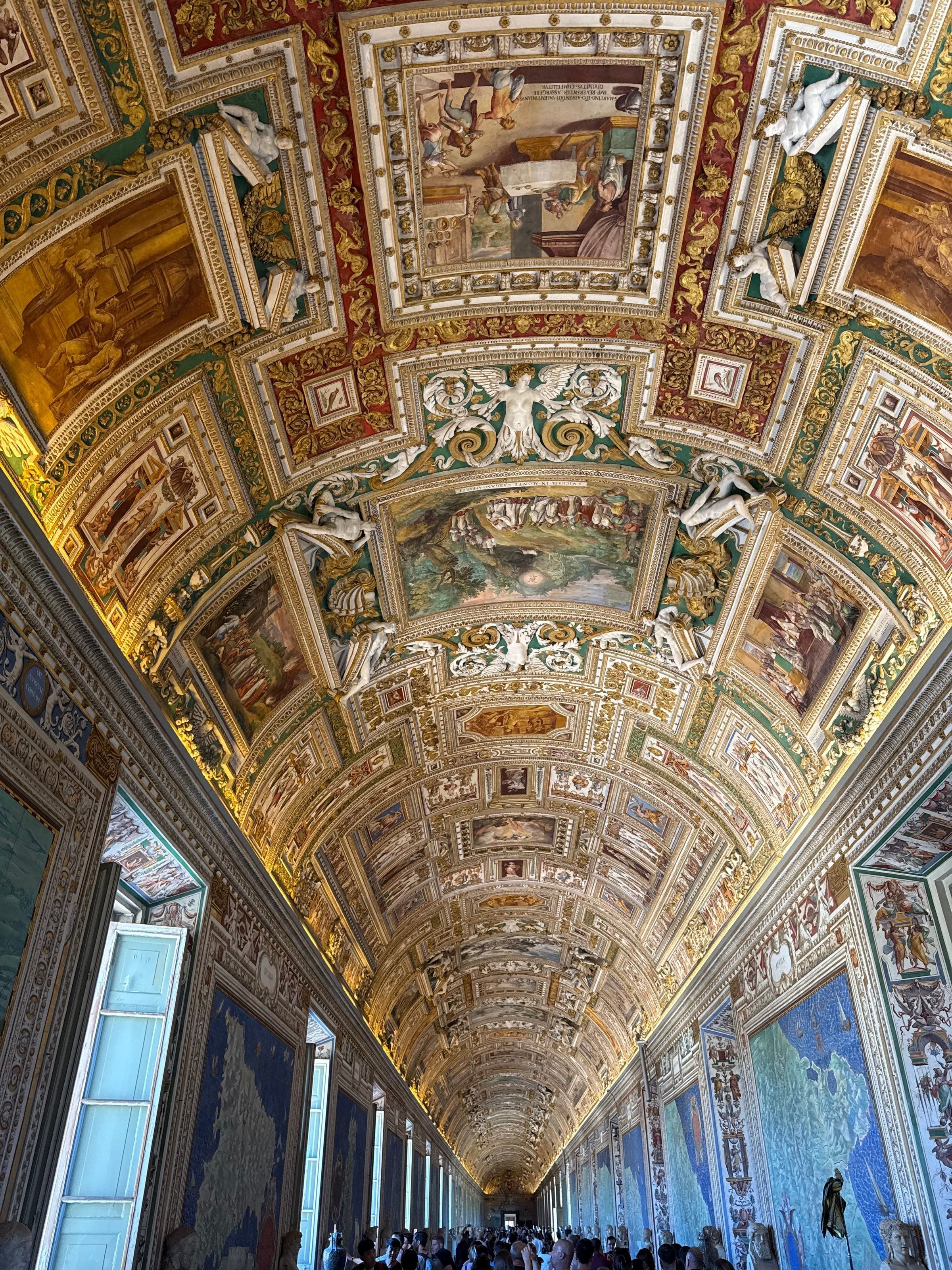 El techo de la Galería de los Mapas en los Museos Vaticanos