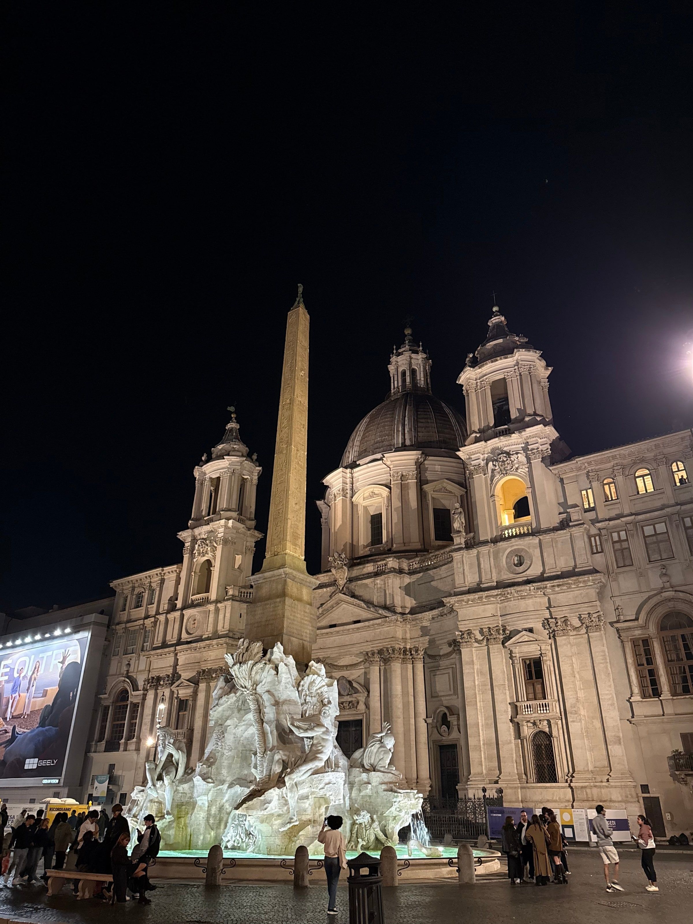 Piazza Navona de noche, con Sant'Agnese y la fuente
