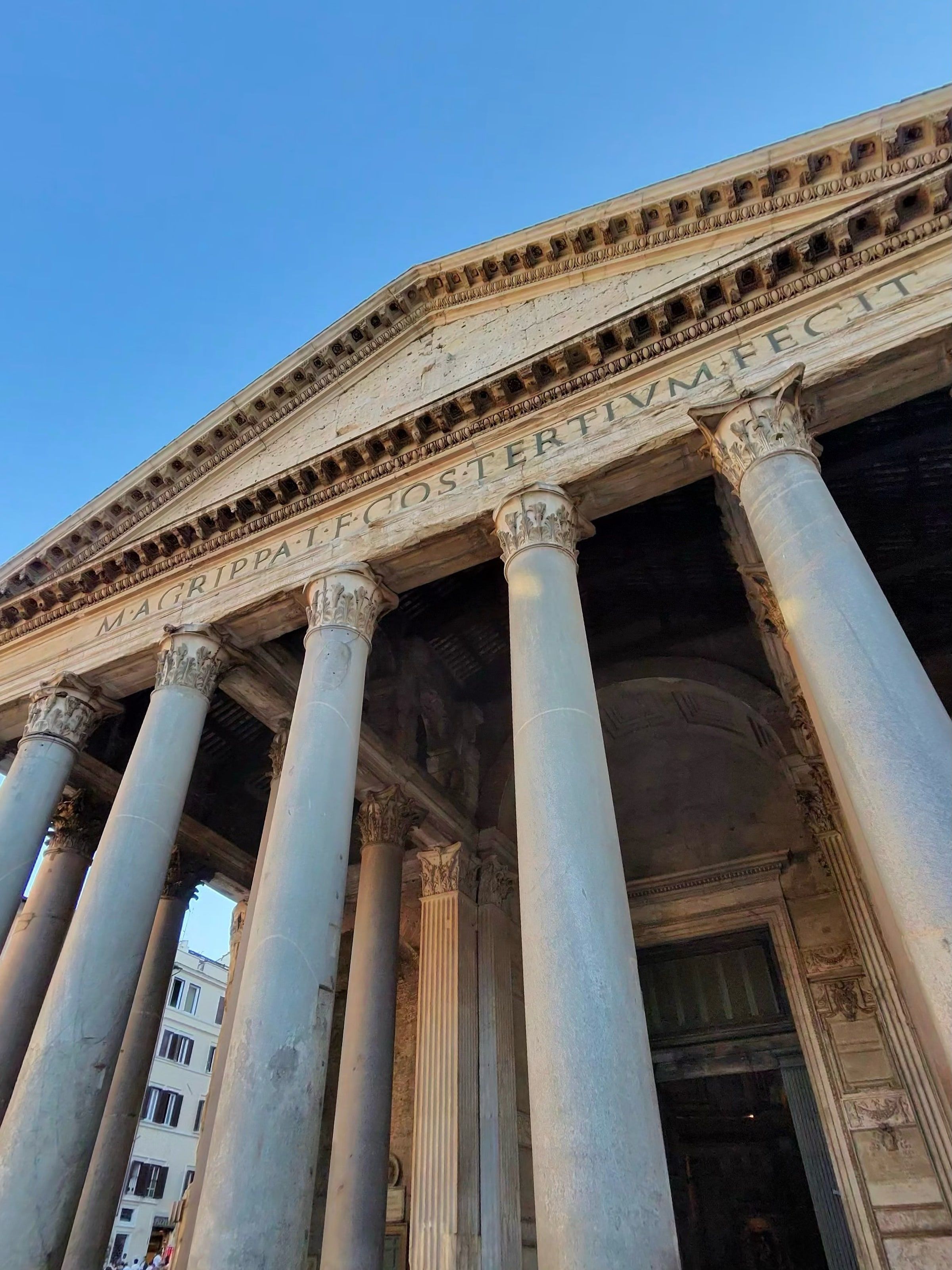 Las columnas del Panteón de día