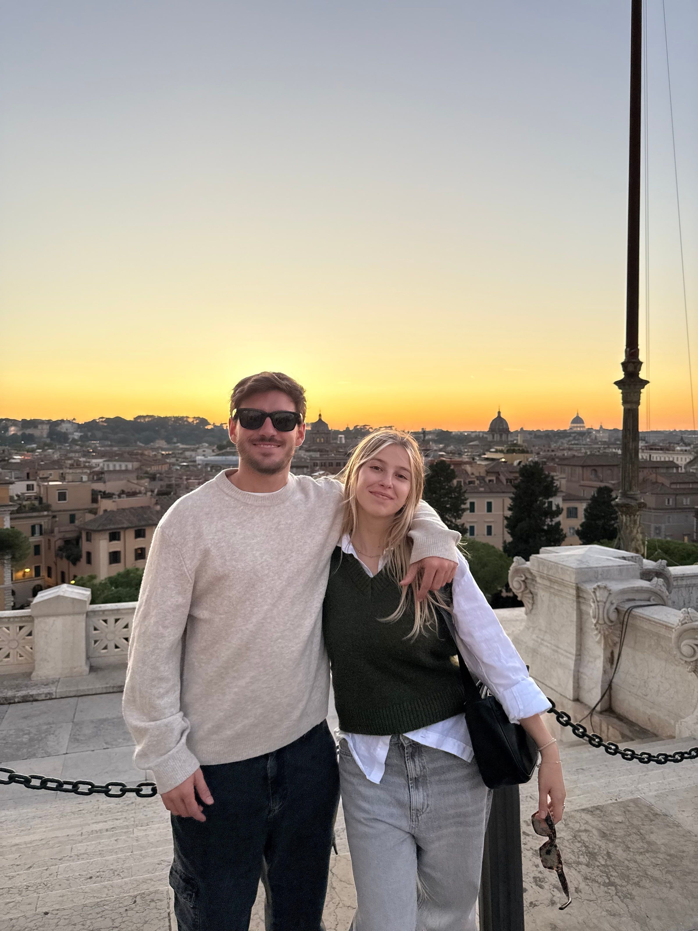 Tomi y su novia con el atardecer sobre los Foros