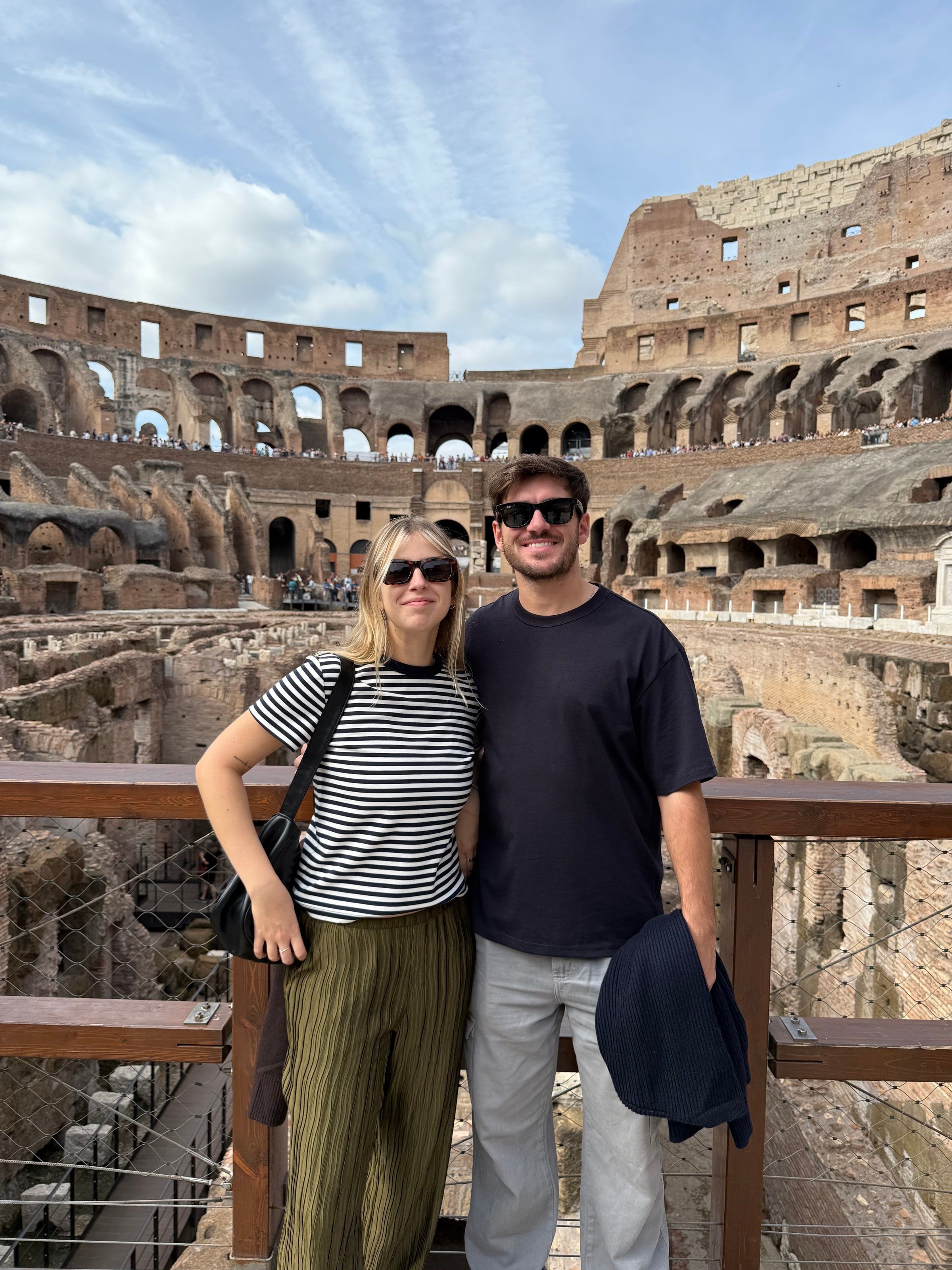 Tomi y su novia adentro del Coliseo