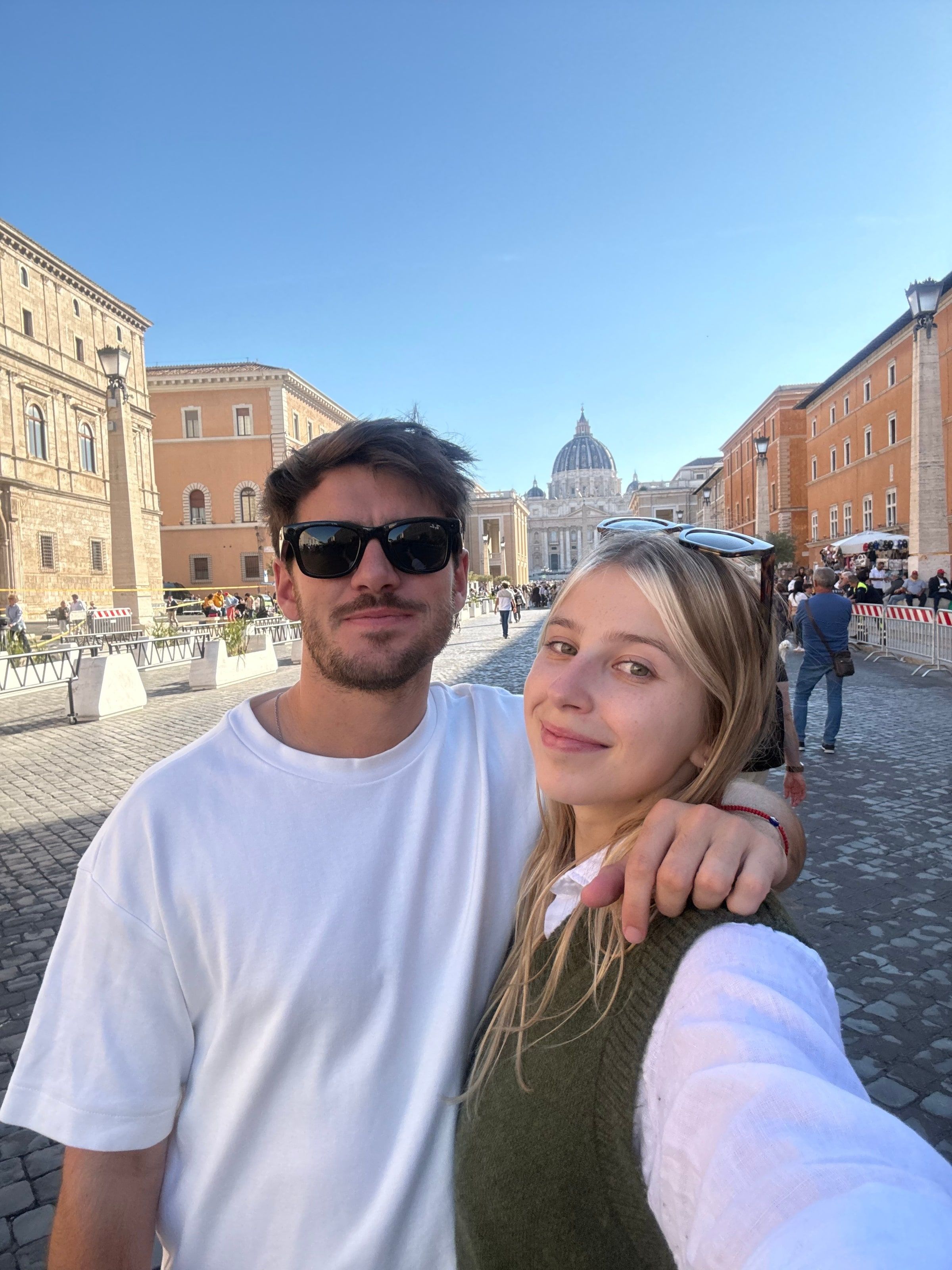 Tomi y su novia con la Basílica de San Pedro atrás