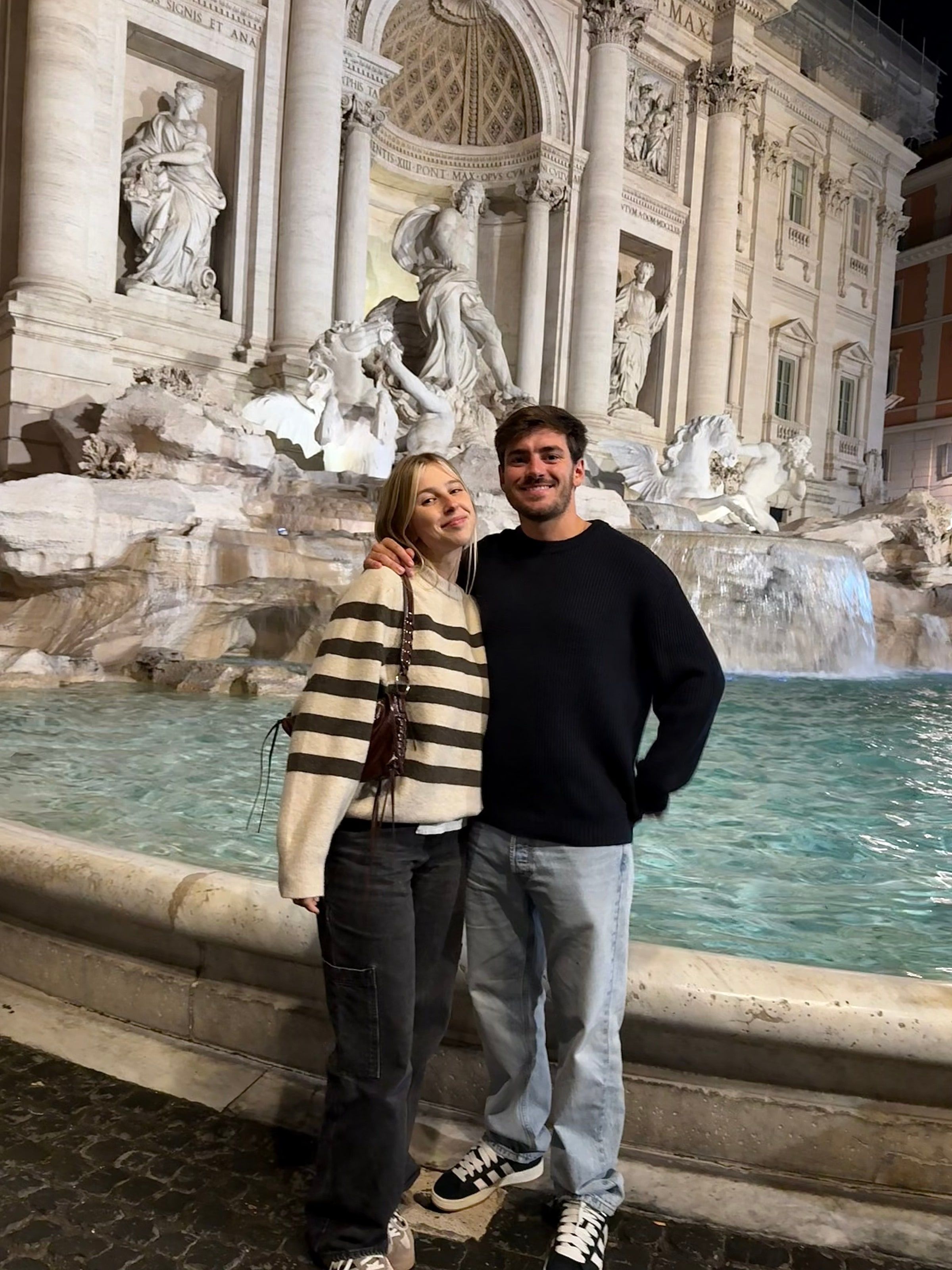 Tomi y su novia en la Fontana di Trevi de noche