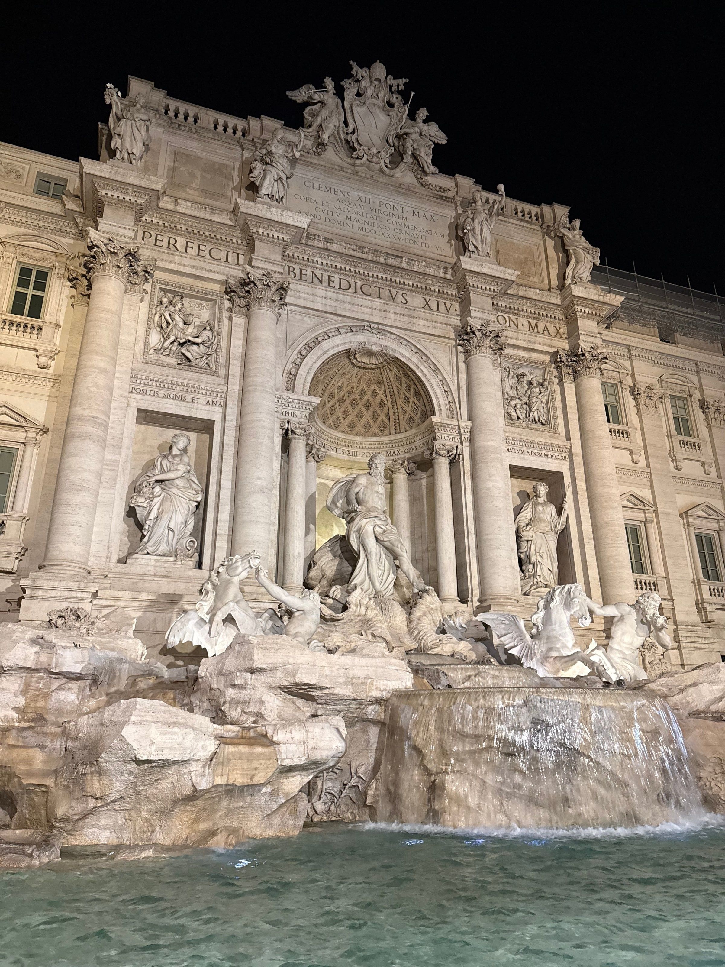 La Fontana di Trevi de noche, sin gente