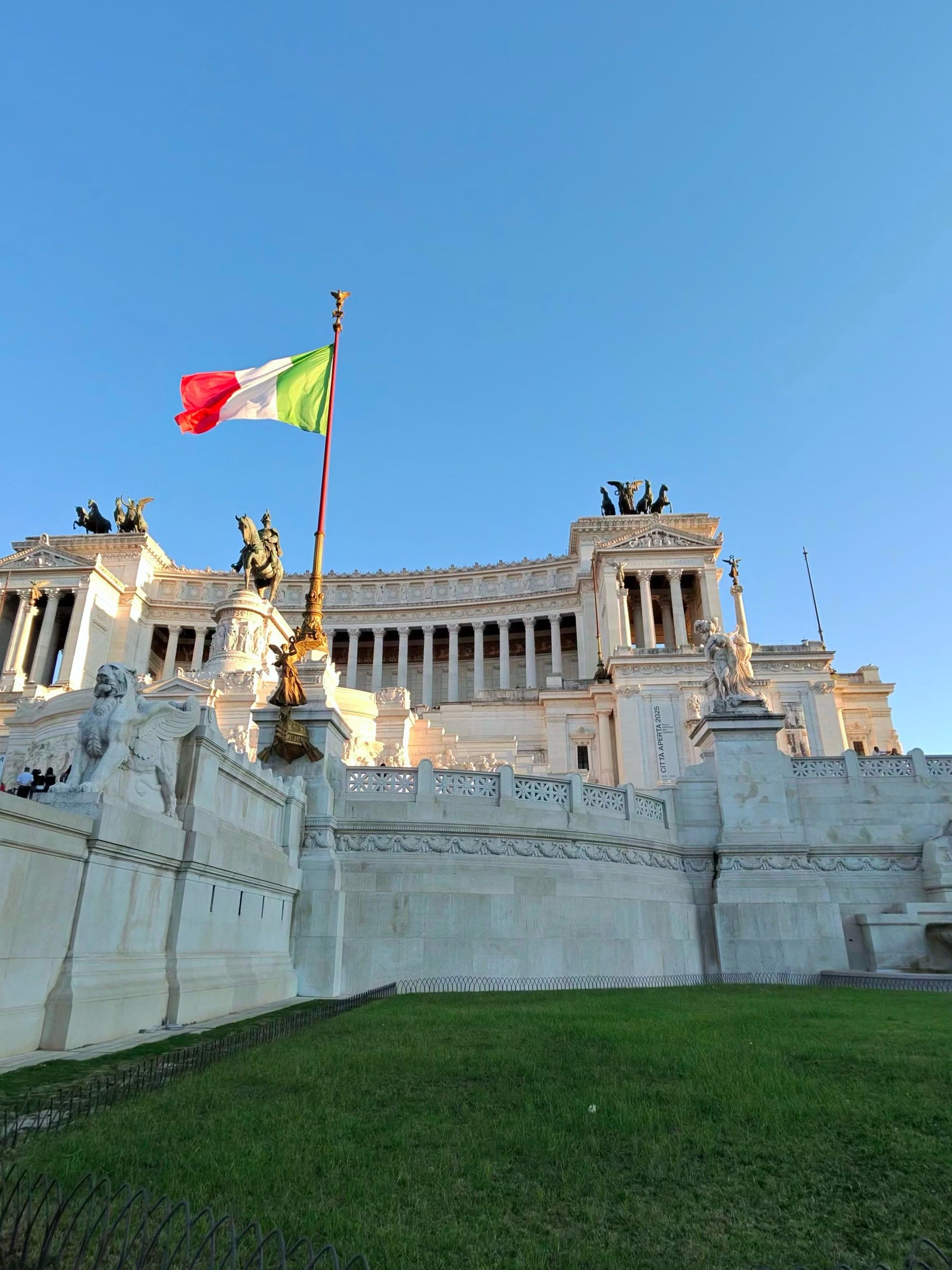 El Vittoriano con la bandera italiana