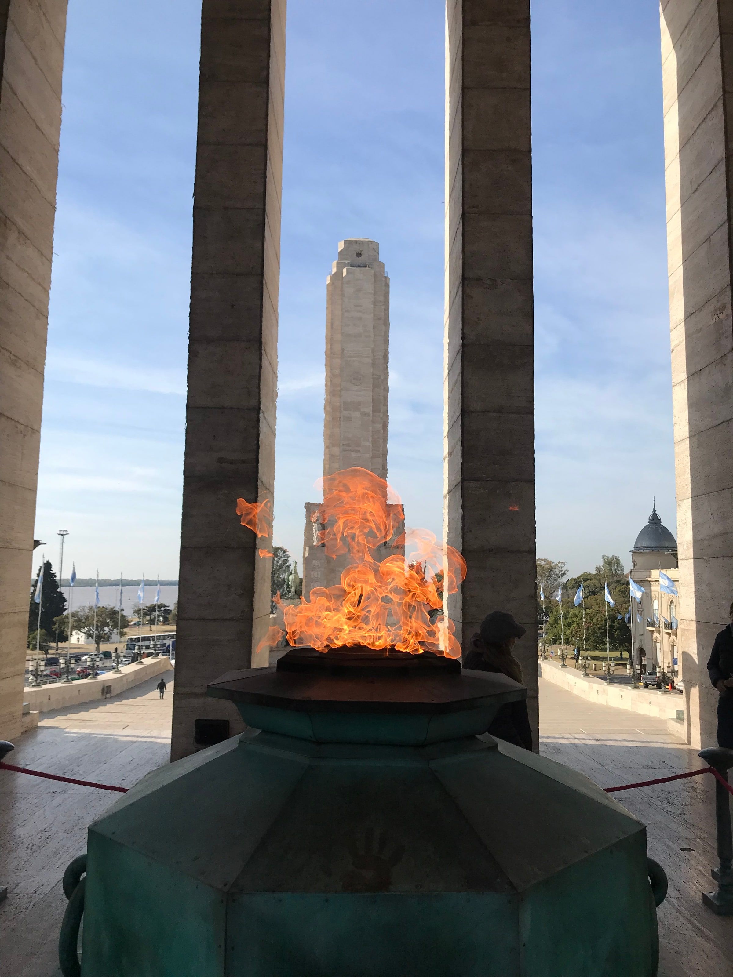 La llama votiva del Monumento a la Bandera