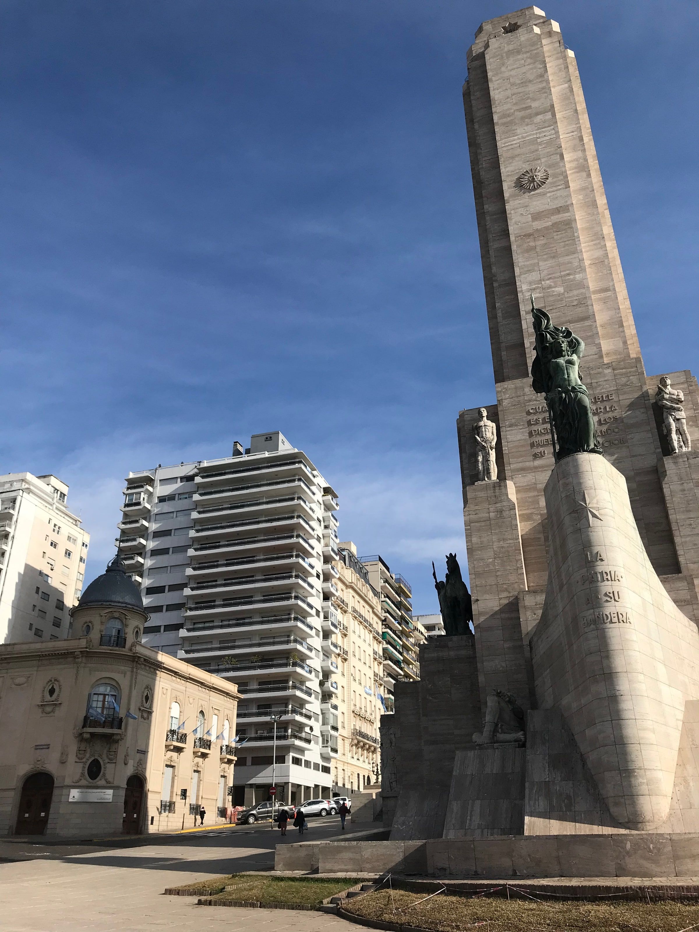 El Monumento a la Bandera con los edificios de Rosario