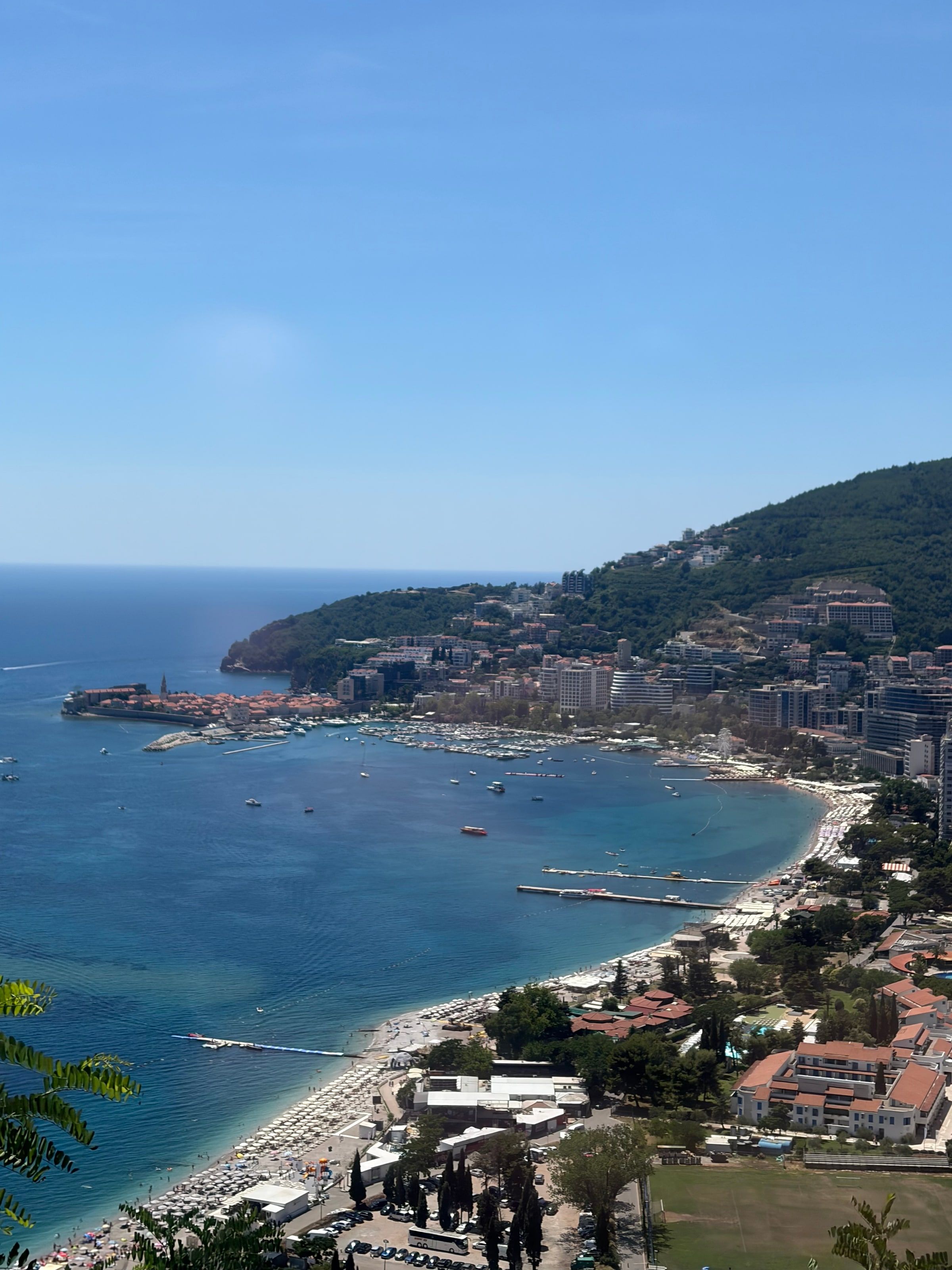La bahía de Budva desde la ruta