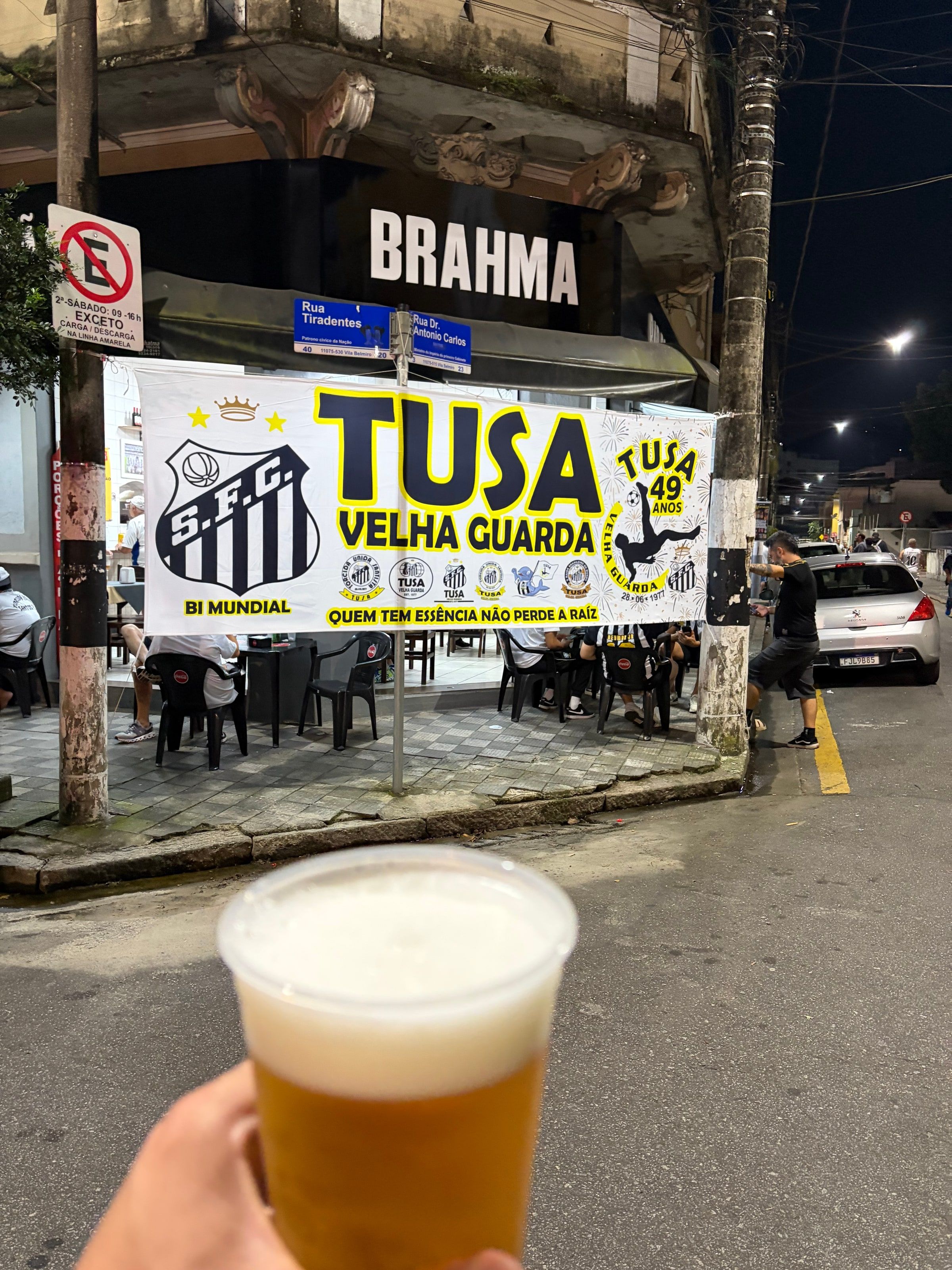 Una cerveza en primer plano en el bar de la torcida del Santos