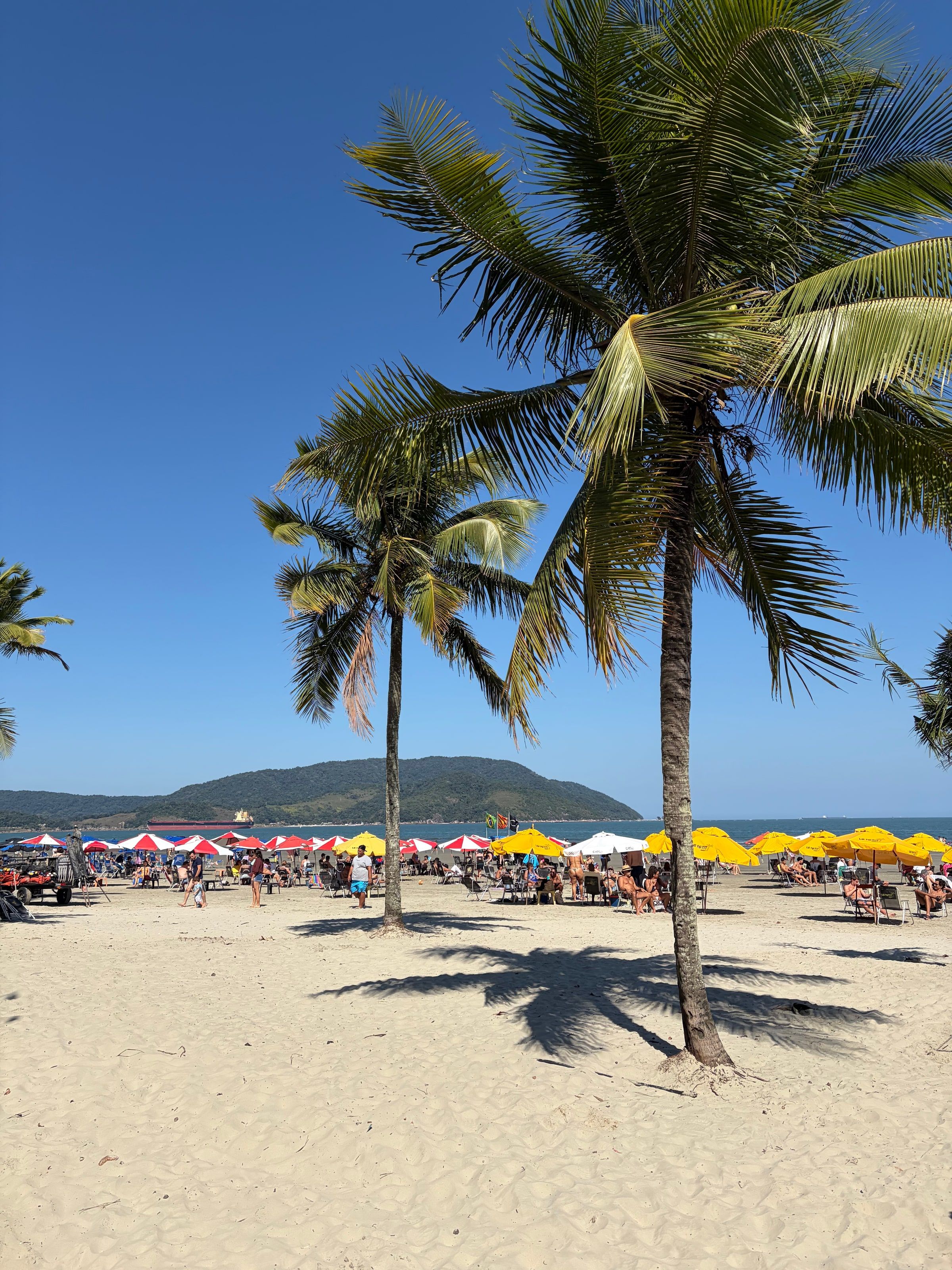 La playa de Embaré con sombrillas