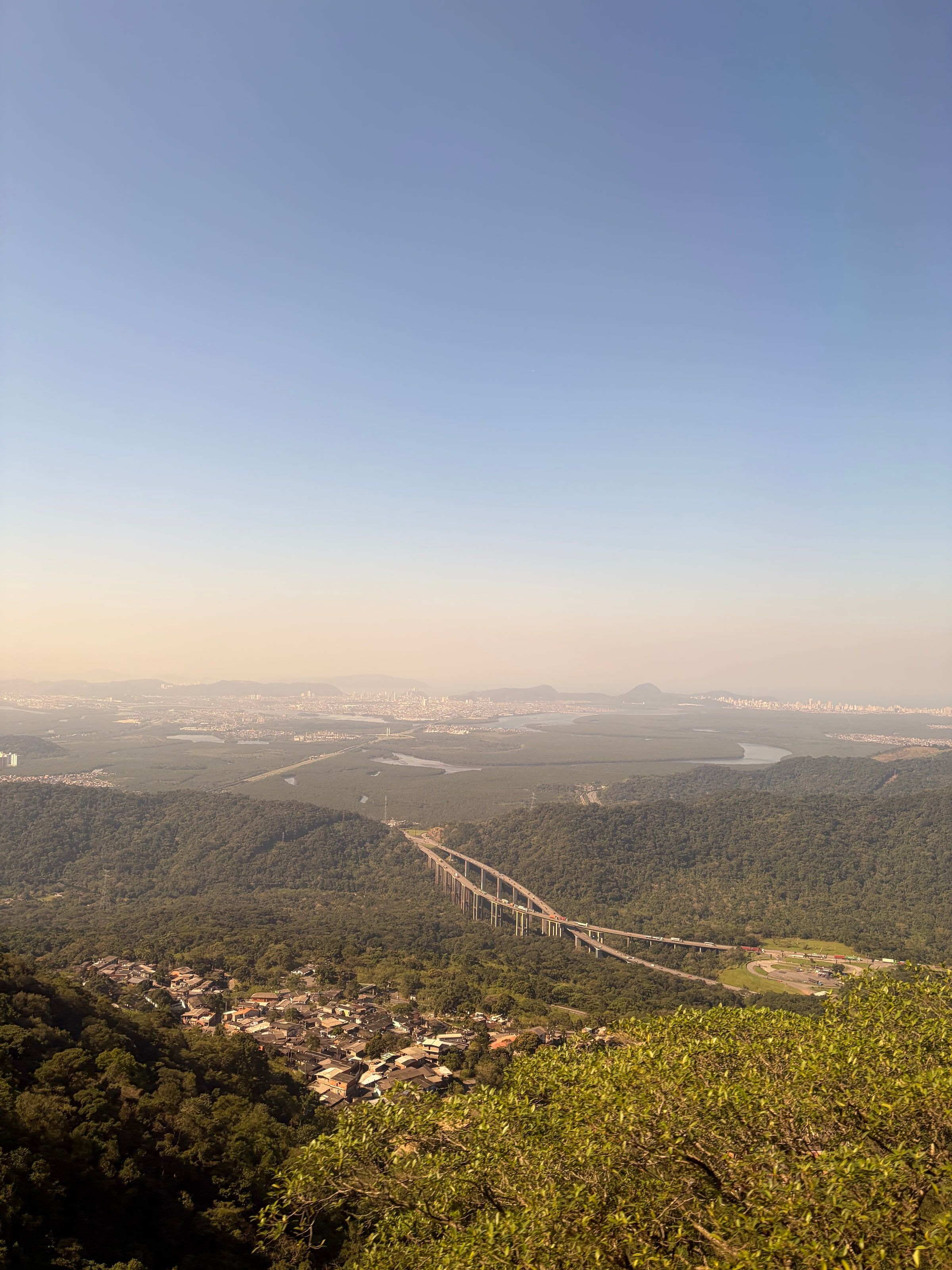 La bajada de la Serra do Mar por Cubatão, con la bahía al fondo