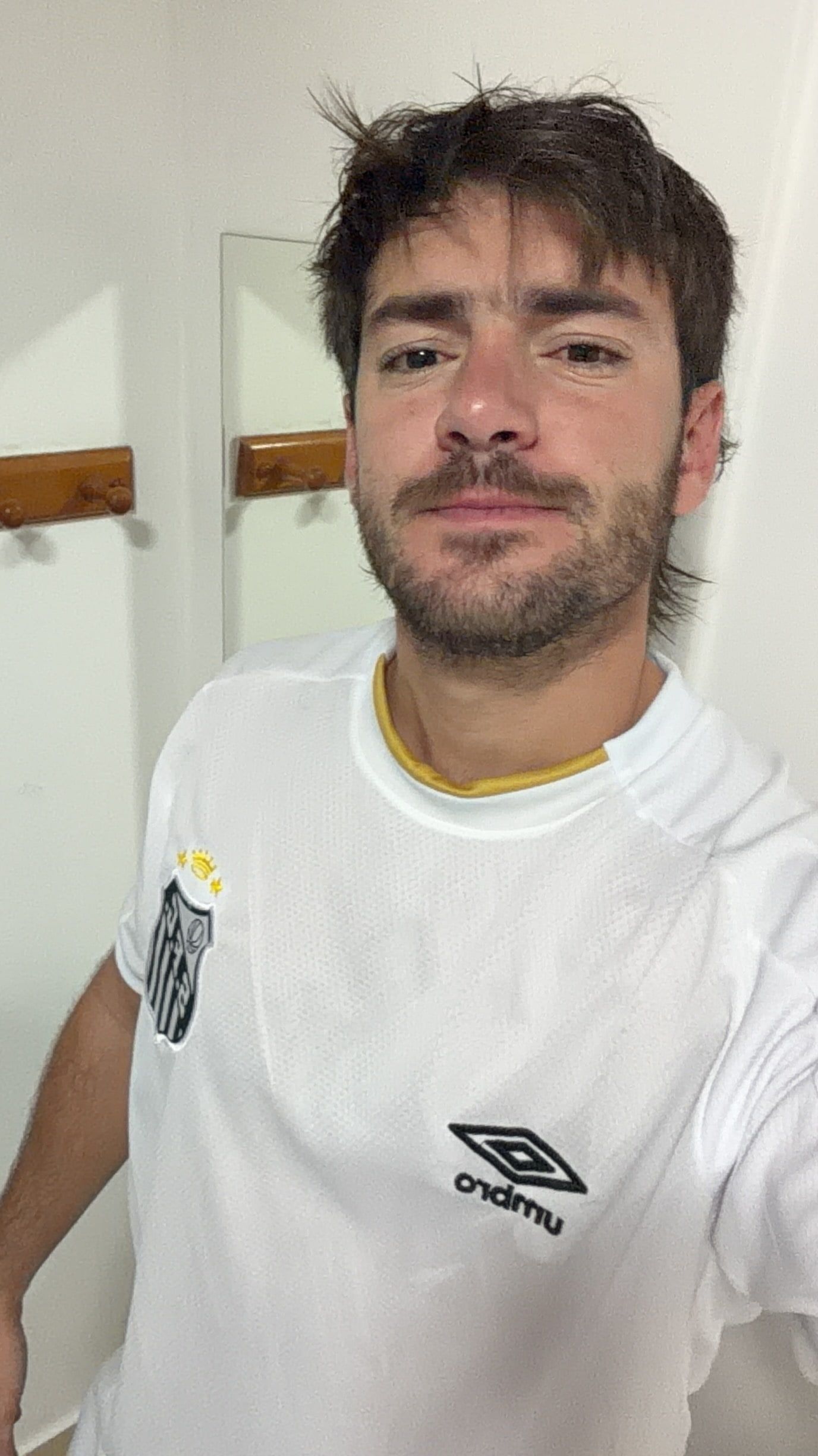 Tomi con la camiseta del Santos antes del partido