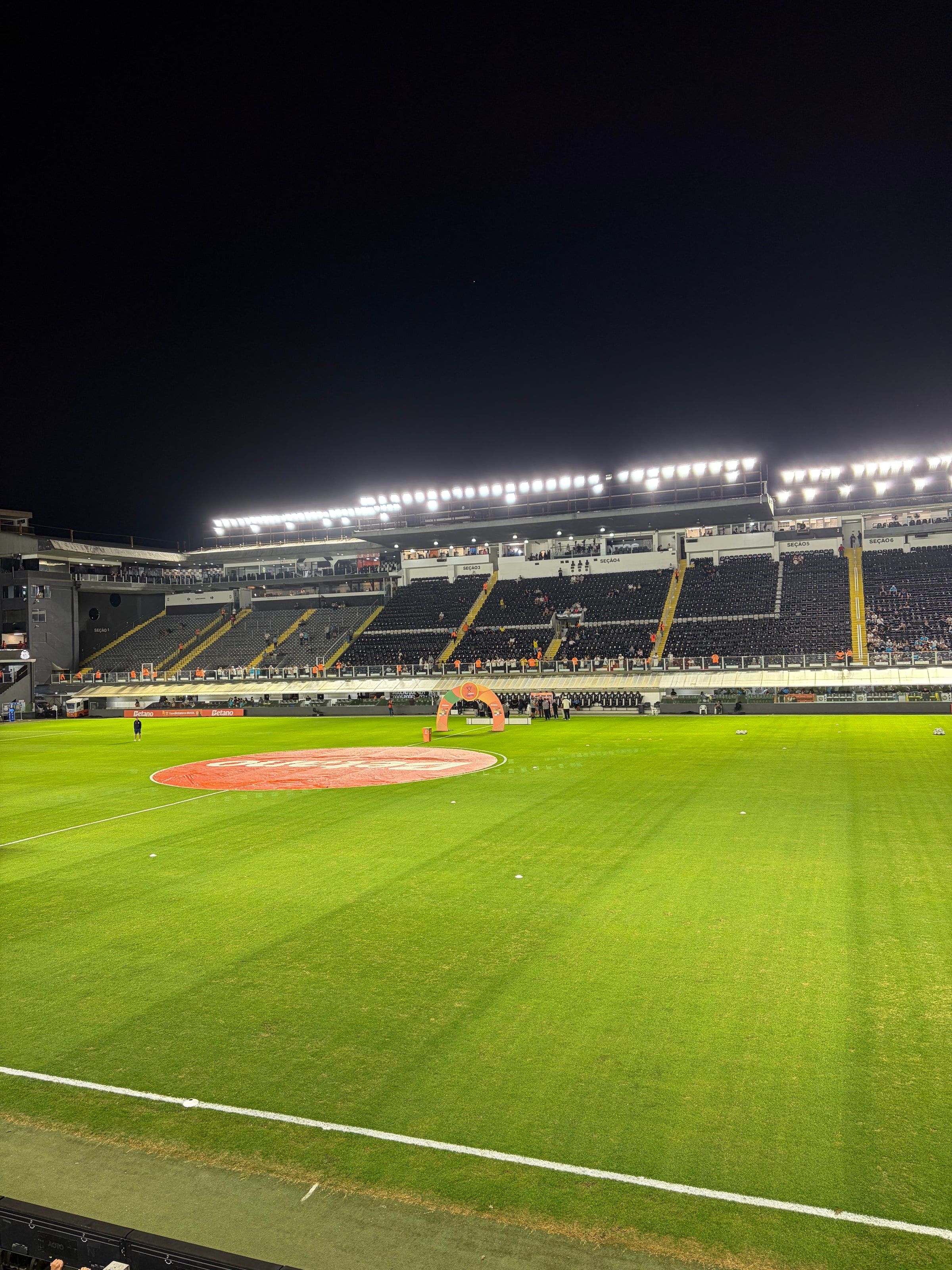 La Vila Belmiro de noche, con la cancha iluminada antes del partido