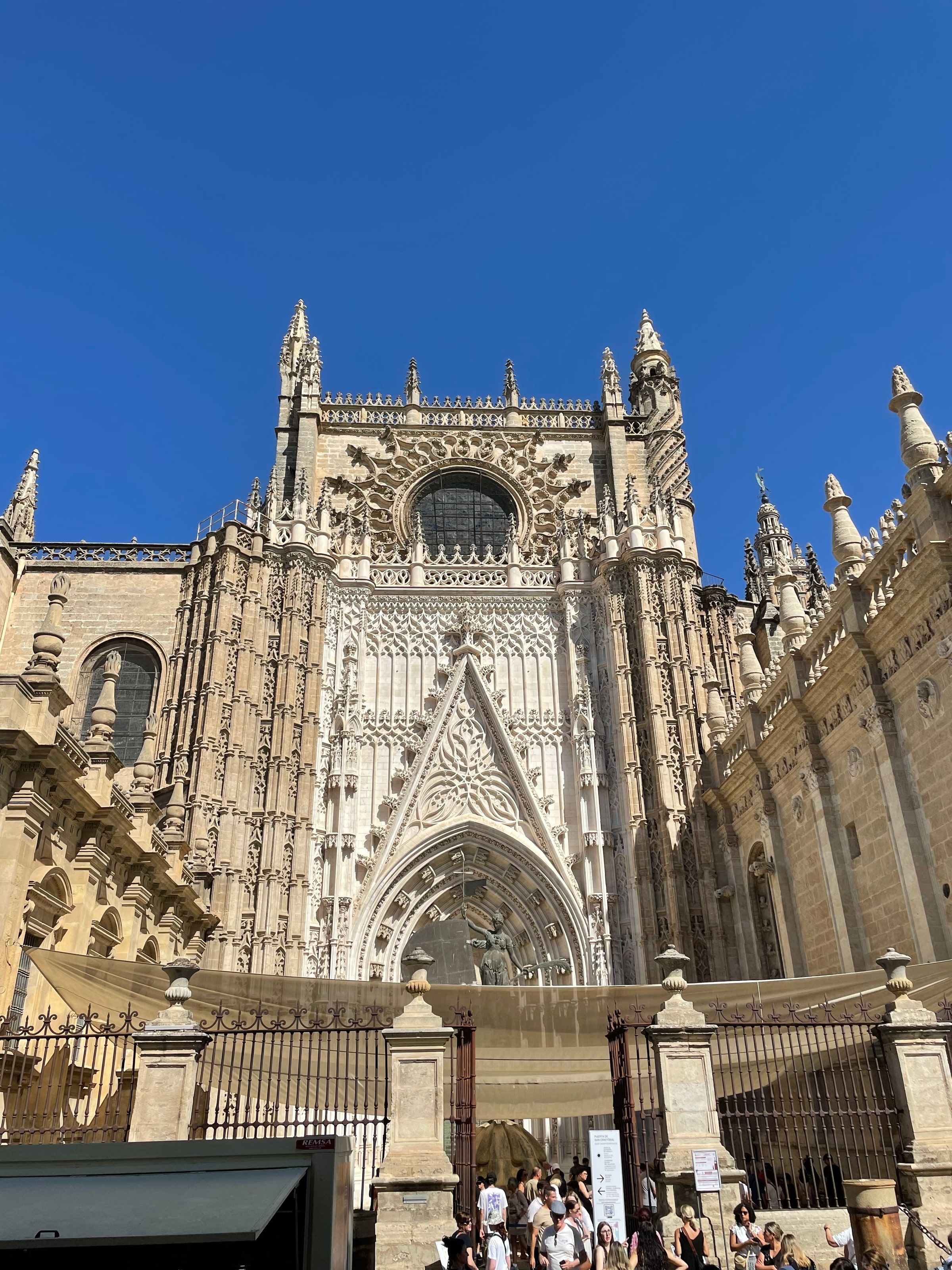 La Catedral de Sevilla desde la plaza del Triunfo