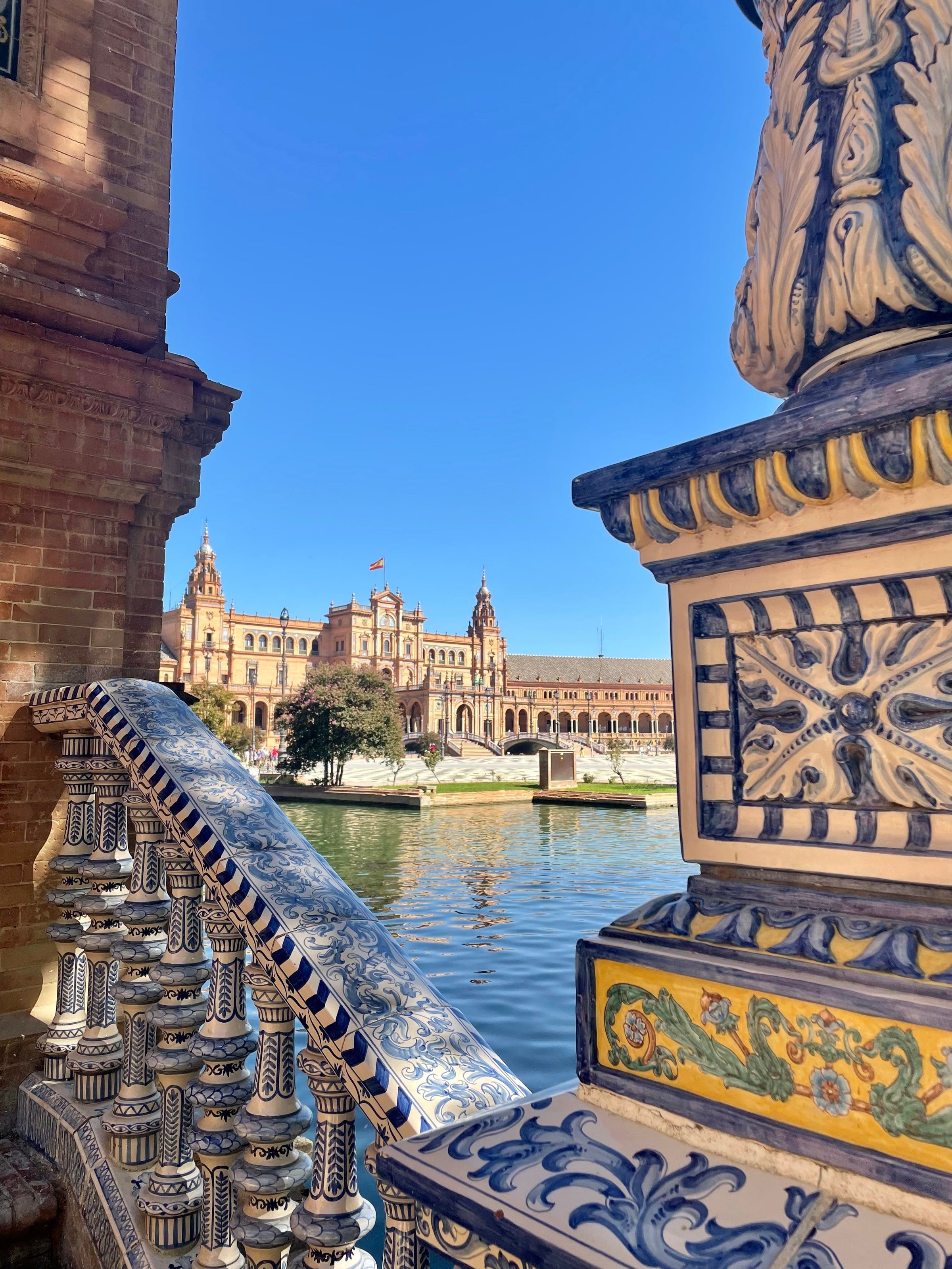 Los azulejos de la baranda de la Plaza de España